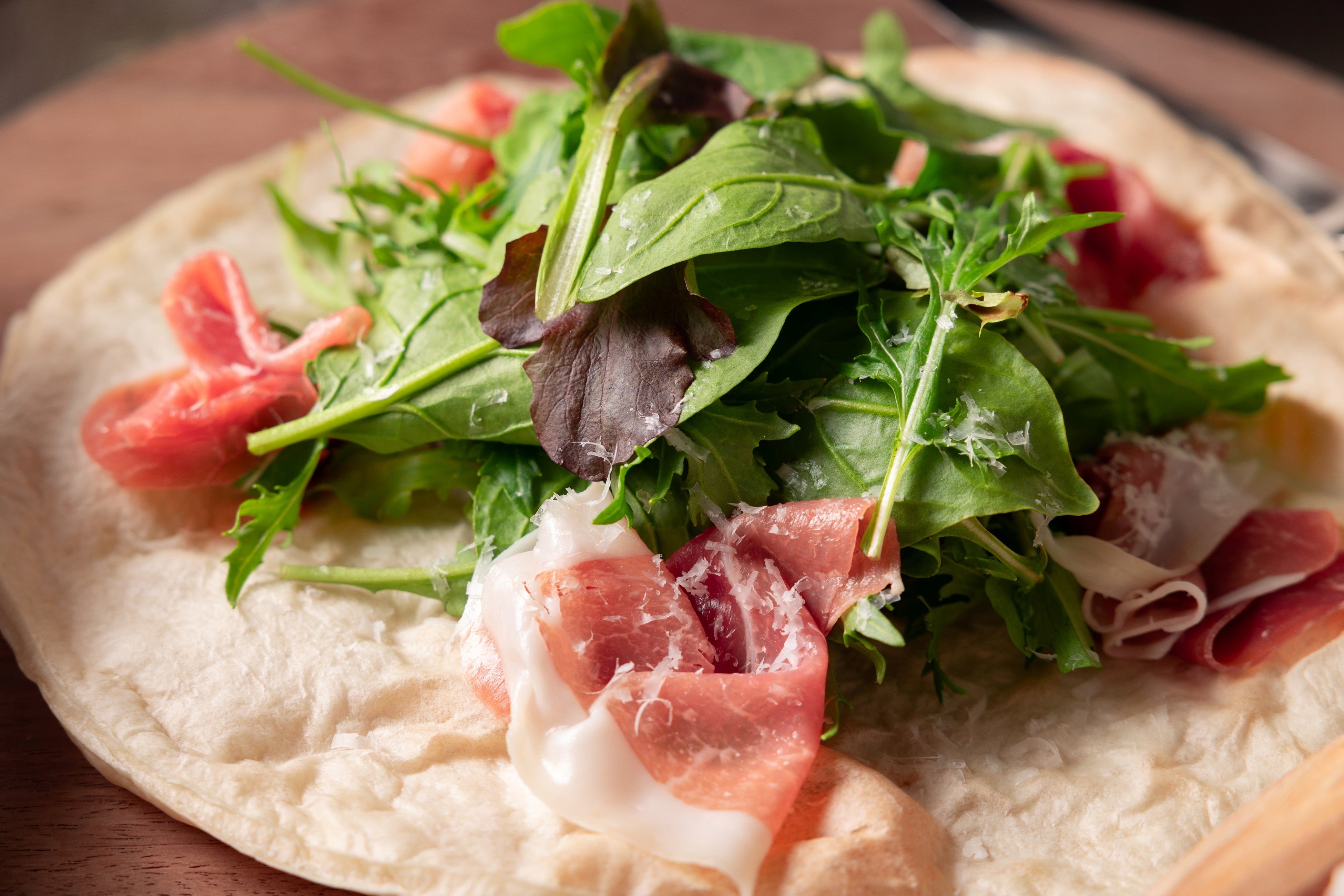 生ハムのシーザーサラダピッツァ