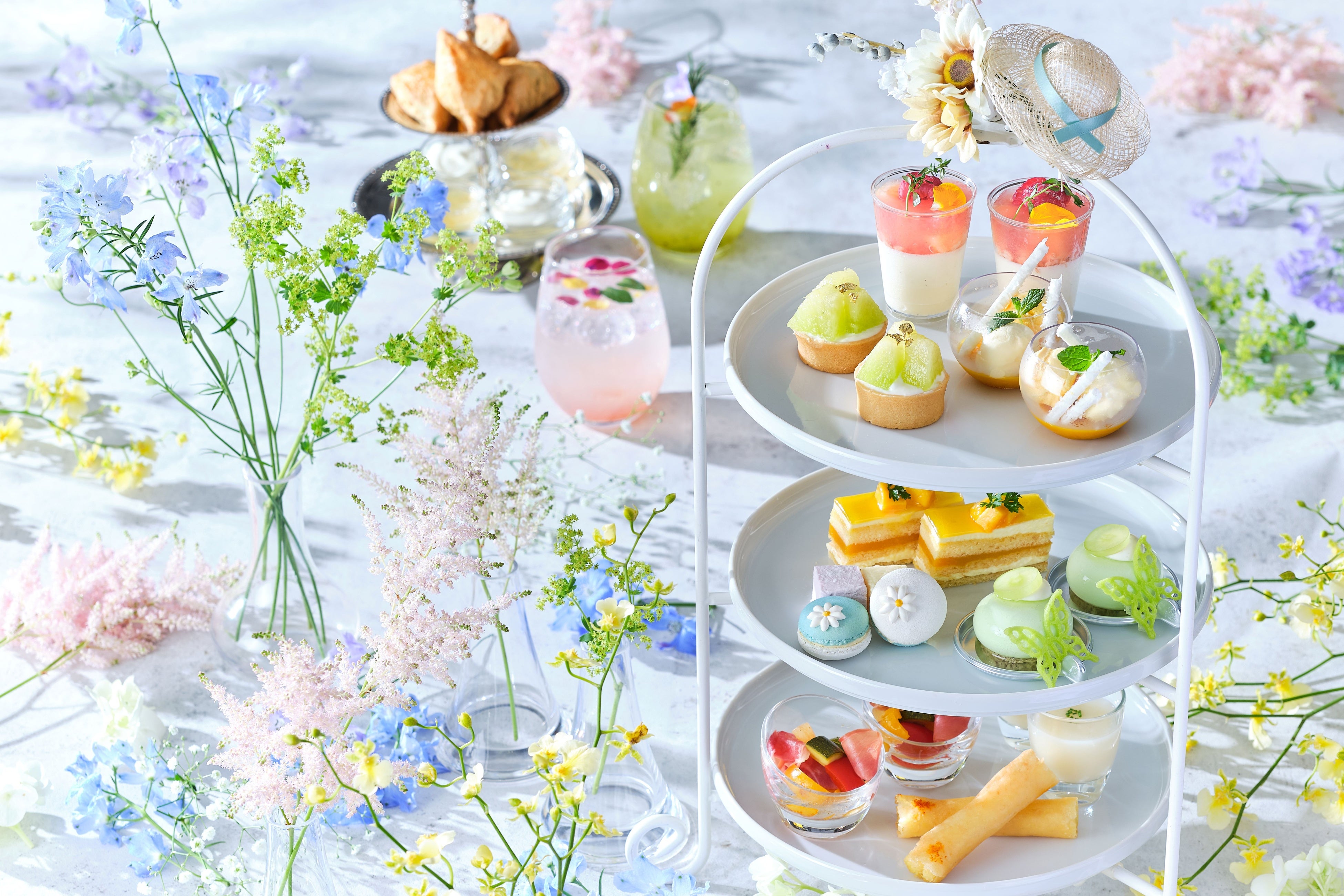 『花咲く“フルーティー”アフタヌーンティー』（2名分）と『フラワーソーダ』（オプション）　イメージ