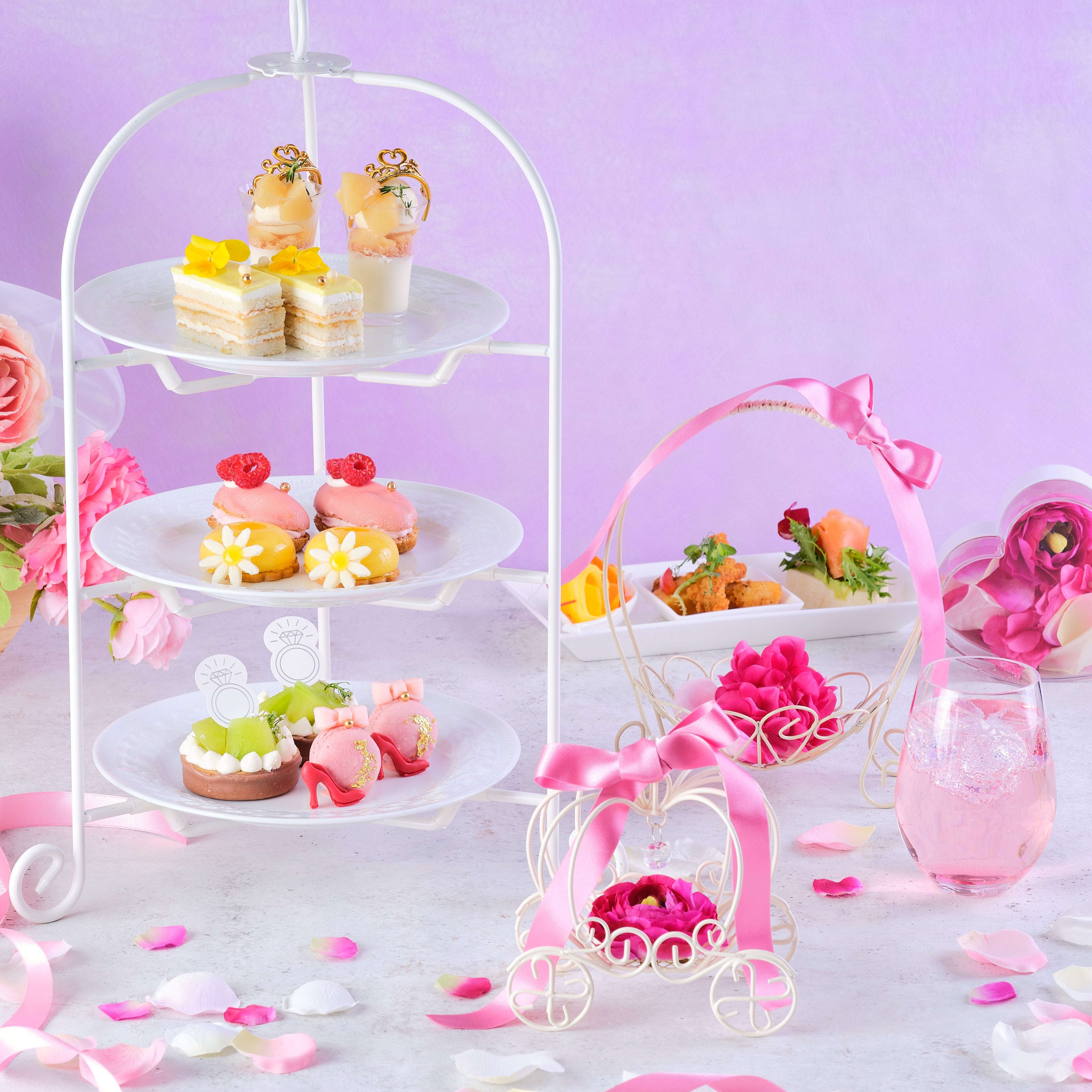 撮影グッズを使用したアフタヌーンティーイメージ