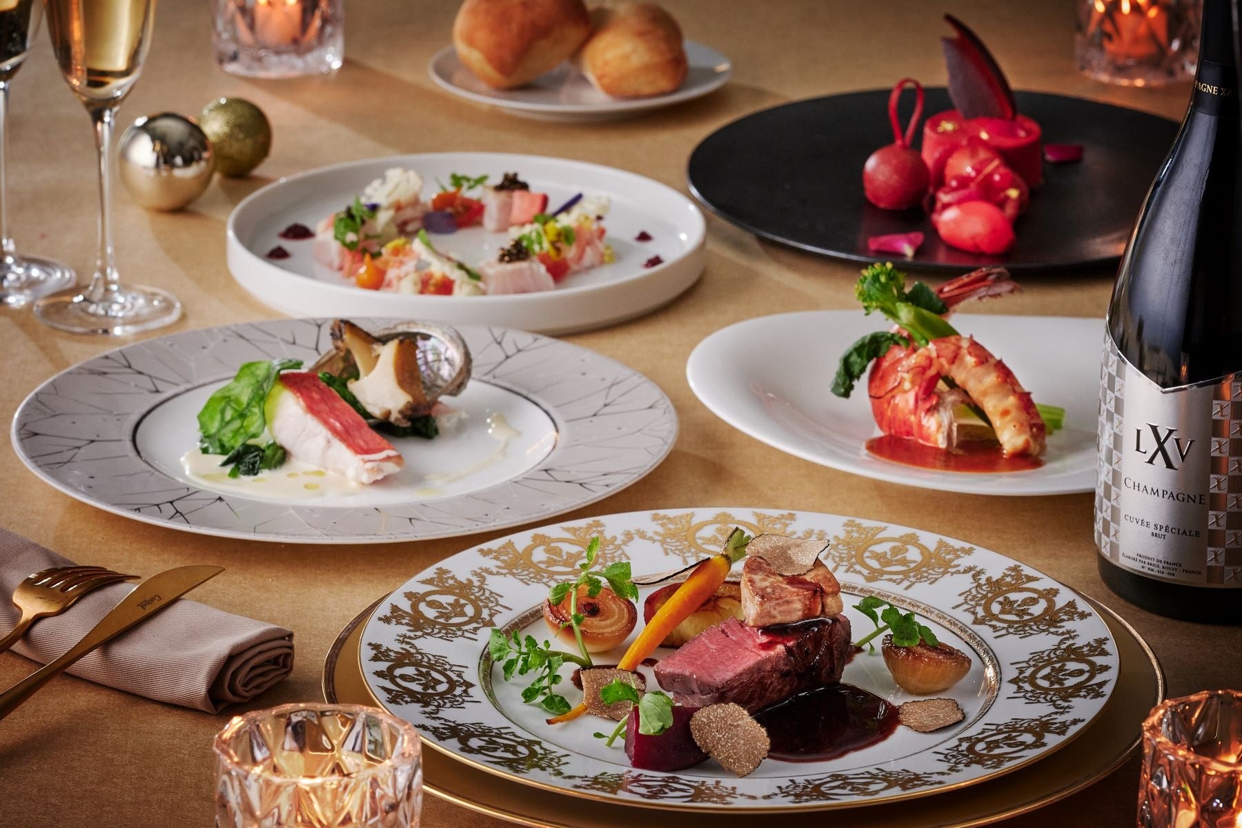 みなとみらいの煌びやかな夜景を一望できる窓際席で高級シャンパンを!幻想空間に酔いしれる「贅沢クリスマスディナー」期間限定販売!