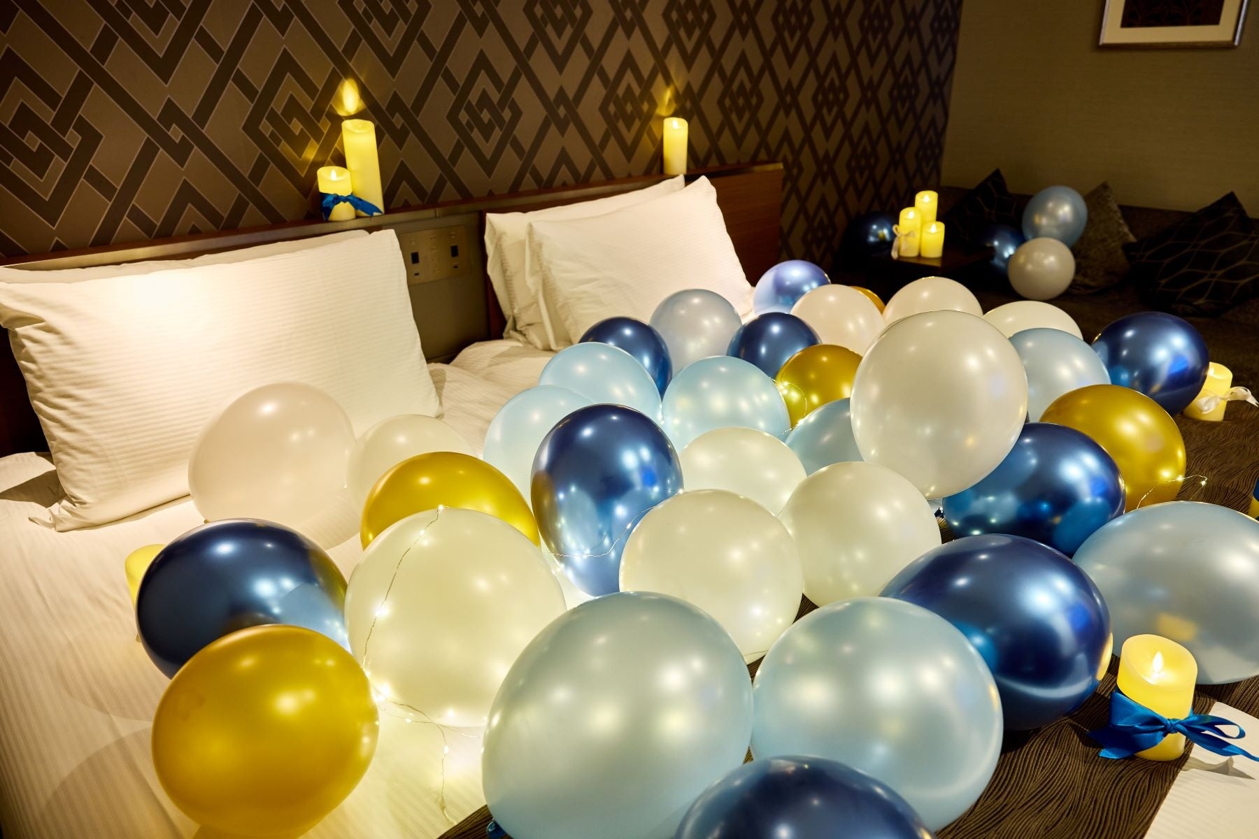 クリスマスや記念日、女子会や推し活など、幅広い用途で使える非日常stay!『カラーバルーン&ライトデコレーションプラン』販売