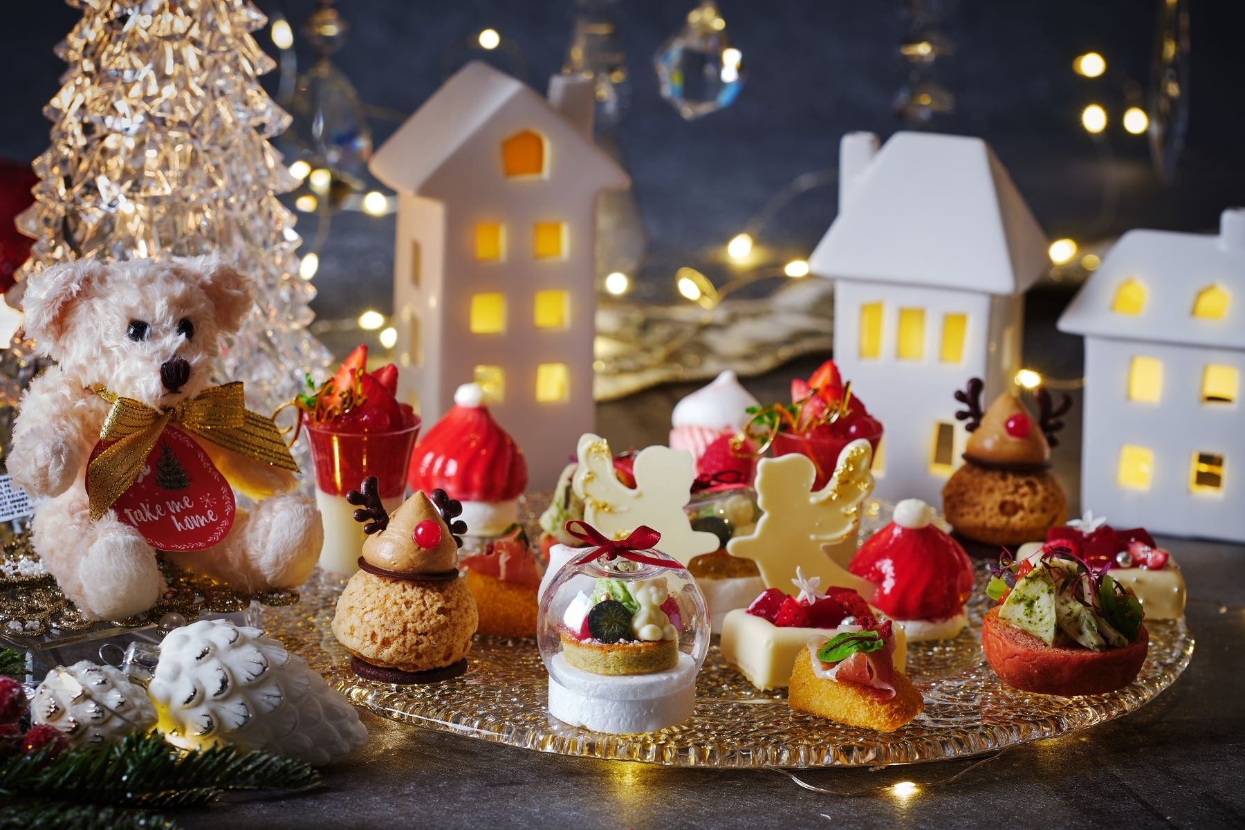 トナカイやサンタ帽、ホワイトベアのスノードームなど楽しいクリスマスモチーフのスイーツが勢ぞろい!テディベア付きプランも登場!『ジョイフルクリスマス アフタヌーンティー』