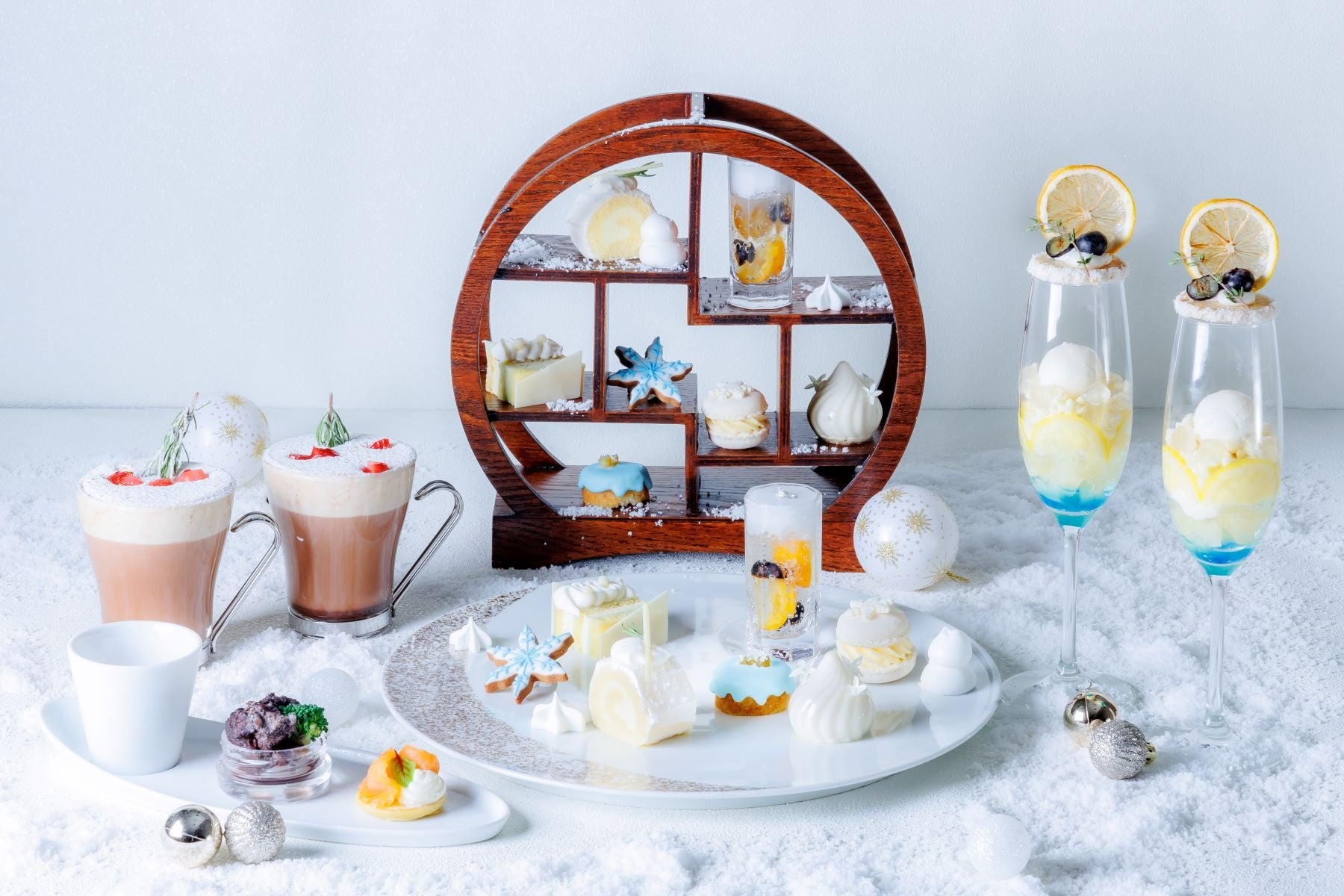 【京都】降り積もる真っ白な雪から着想を得た和・洋の食材で楽しむ“はんなりスイーツ”!青と白が基調の「洋梨と檸檬のスノーホワイトパフェ」付き『はんなりアフタヌーンティー~雪化粧~』