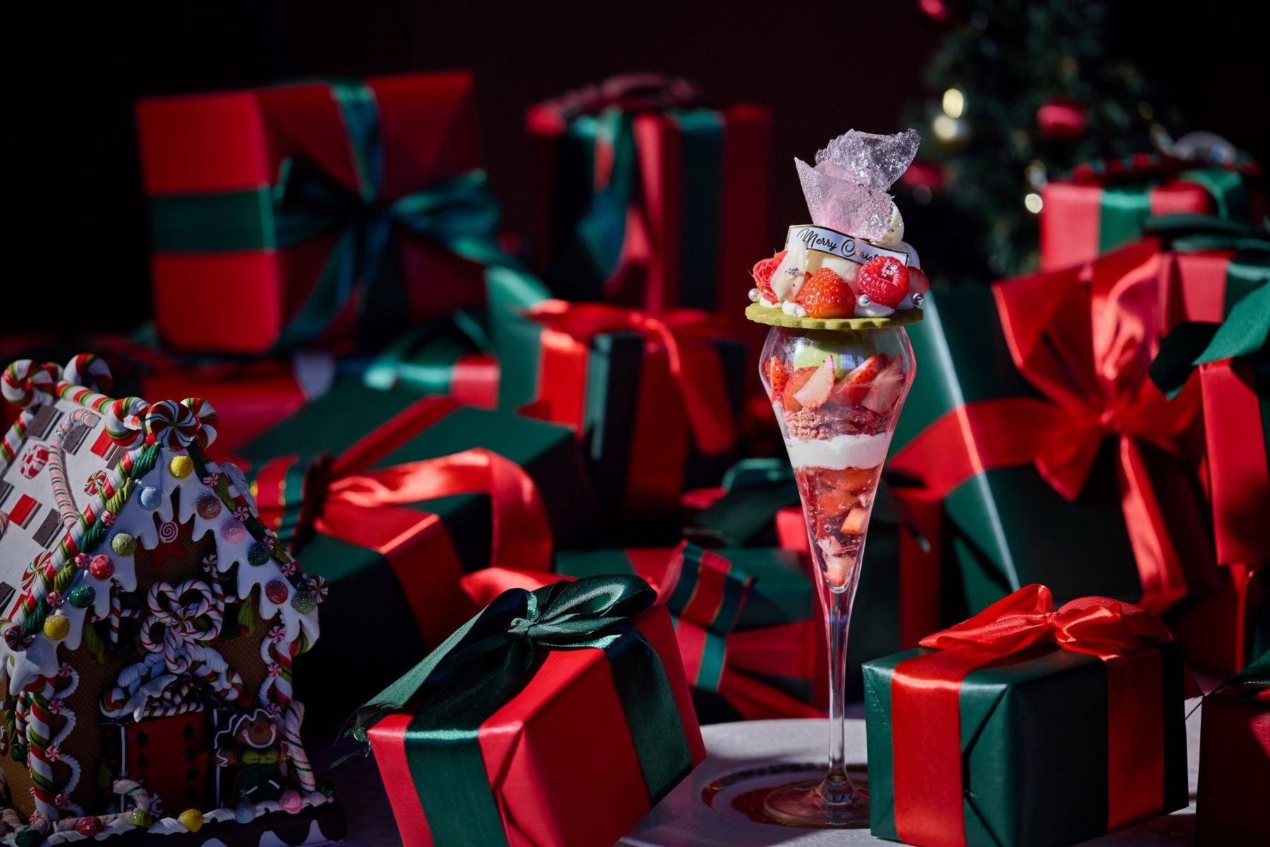 いちごと抹茶を使用した、クリスマスカラーが美しいホリデースイーツが新登場!「大人のご褒美パフェ~Strawberry Christmas~」販売