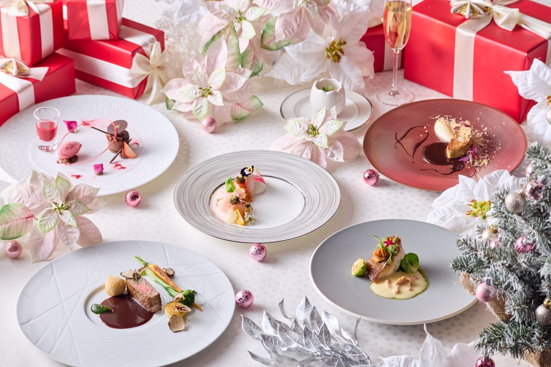 “高級食材と地元食材”を掛け合わせた、目でも舌でも楽しめるクリスマス限定の特別コース『シーズナル アーティスティックフレンチ~Christmas Collection~』限定販売