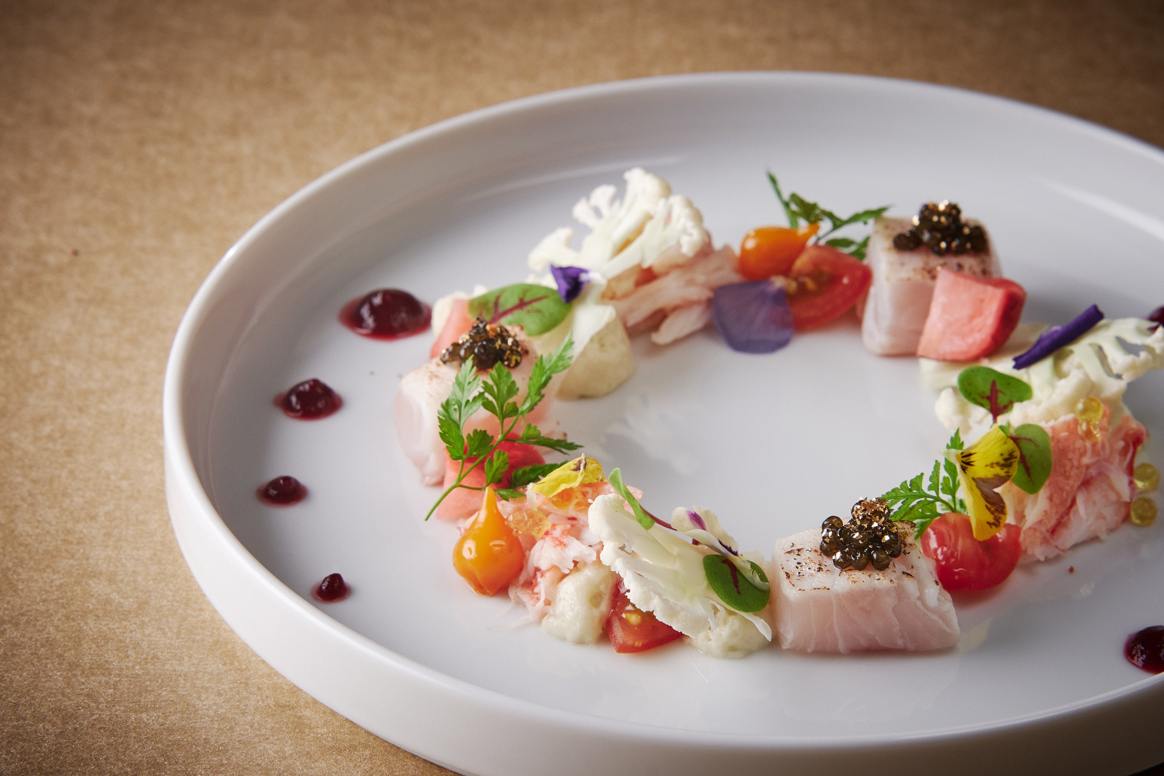 クリスマスリースに見立てたズワイガニとキャビアの前菜