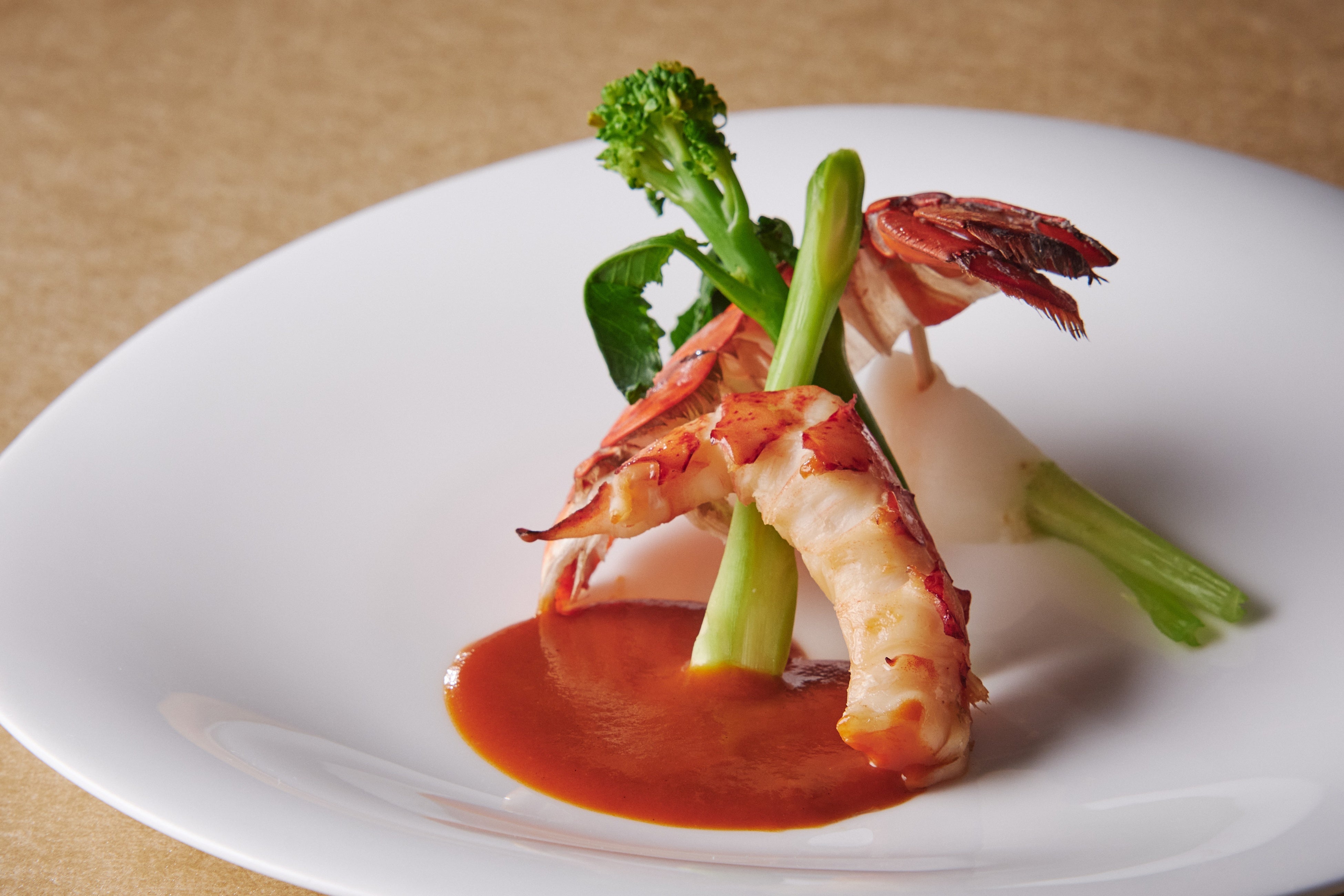 オマール海老をまるごと一尾使用した温前菜