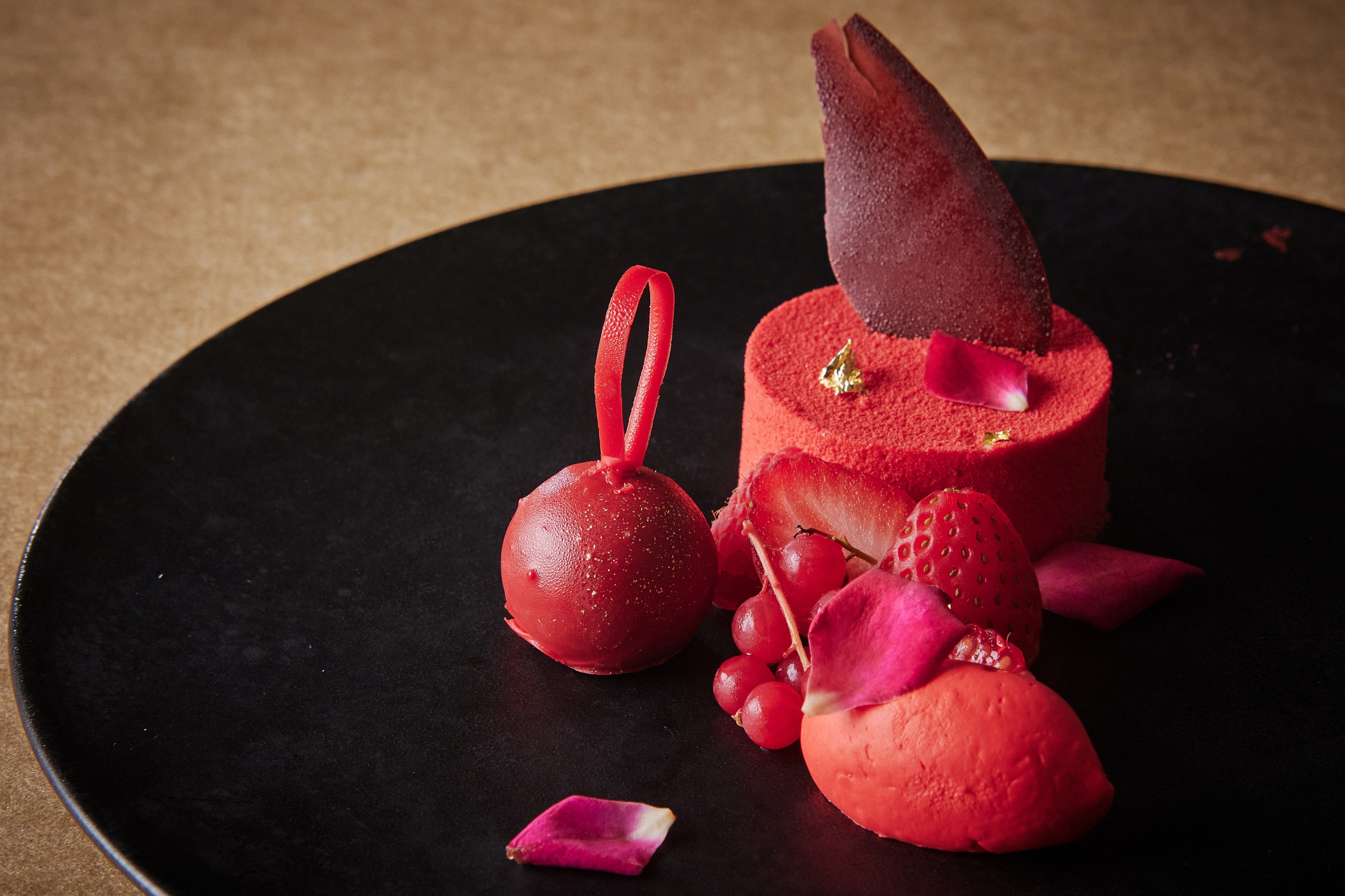 赤一色に仕上げたアートのようなデザート