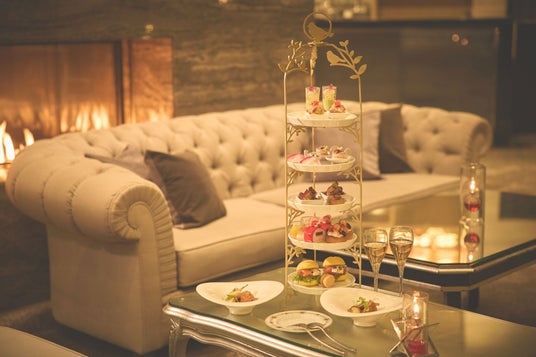 【ホテル開業10周年】旬の食材や世界三大珍味を使用した豪華なセイボリーとメイン料理。ロマンティックな大聖堂の夜景を眺める大人のご褒美ナイト『STRINGS イブニングハイティー』新メニュー登場 【ホテル開業10周年】旬の食材や世界三大珍味を使用した豪華なセイボリーとメイン料理。ロマンティックな大聖堂の夜景を眺める大人のご褒美ナイト『STRINGS イブニングハイティー』新メニュー登場