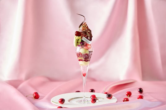 【名古屋】<開業10周年>宝石のように艶めくダークチェリーと“ナッツの女王” ピスタチオ。芳醇な香りと、気品あふれる見た目に心ときめく「大人のご褒美パフェ~ダークチェリー&ピスタチオ~」 【名古屋】<開業10周年>宝石のように艶めくダークチェリーと“ナッツの女王” ピスタチオ。芳醇な香りと、気品あふれる見た目に心ときめく「大人のご褒美パフェ~ダークチェリー&ピスタチオ~」