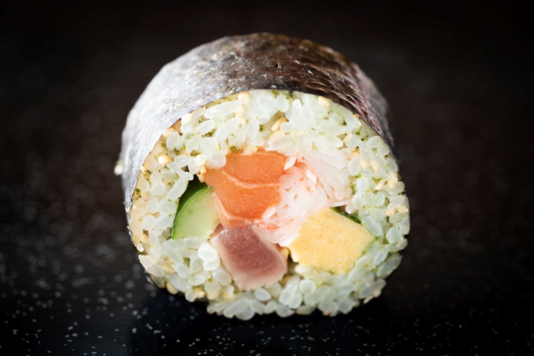 黒：ズワイガニや鮪を使用！贅沢海鮮恵方巻