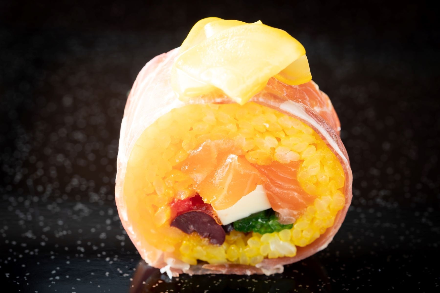 黄：ワインにも合う！スペイン産生ハムとスモークサーモン恵方巻