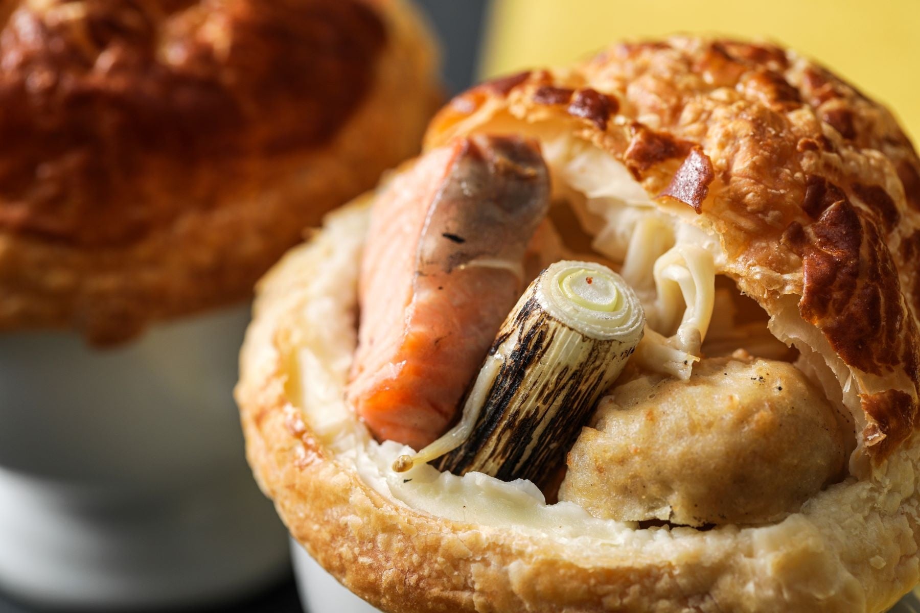 サーモンと鶏団子の石狩鍋仕立て 麹味噌香るパイ包みスープ（北海道）