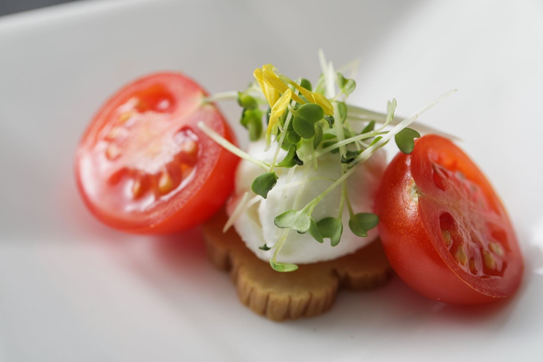 いぶりがっこと水牛のモッツアレラチーズのカプレーゼ（秋田県）