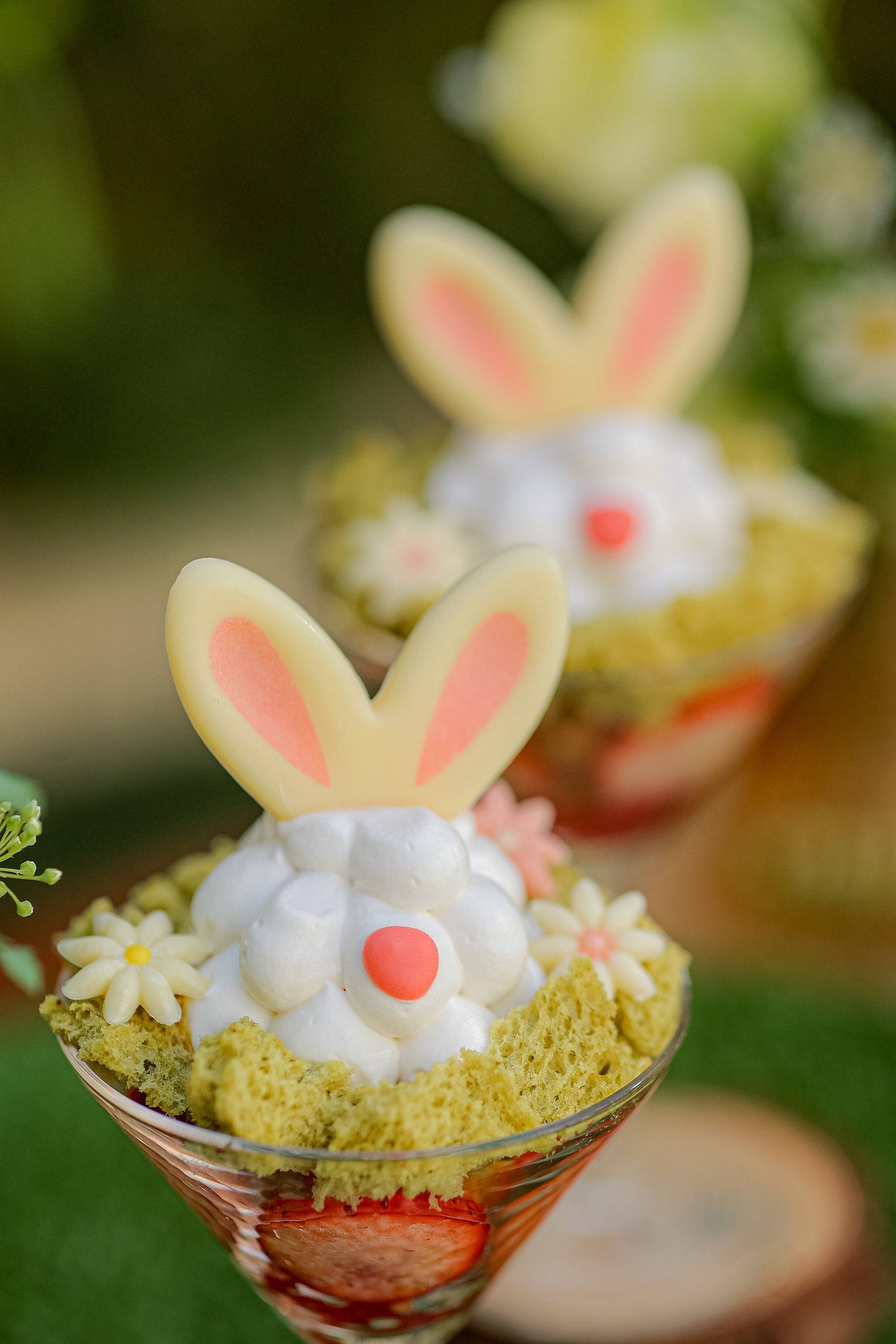 苺とピスタチオのもこもこうさぎパフェ