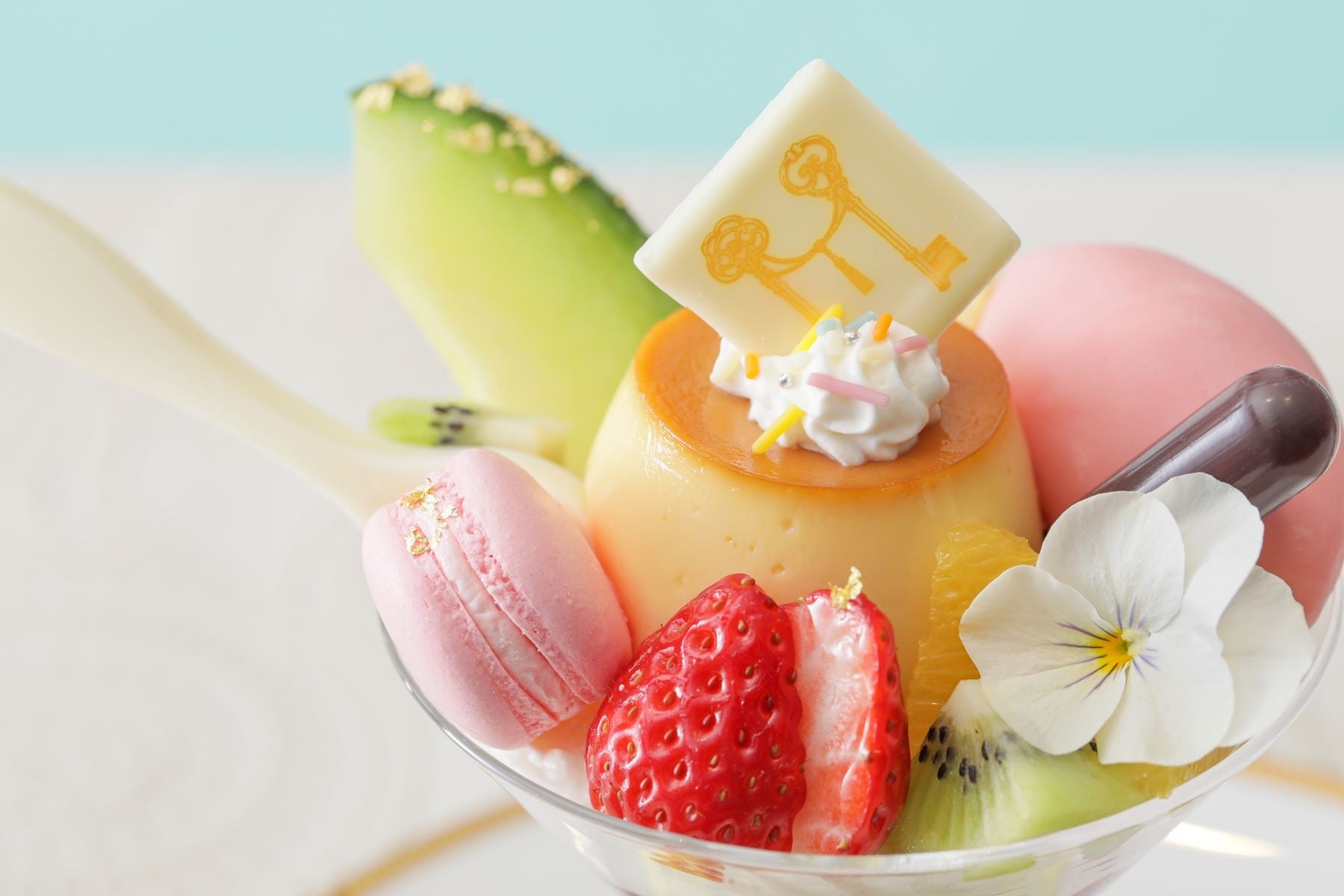 ▲カラースプレー、ロゴチョコレート、チョコソースを使用し、自分で仕上げる楽しさ満載