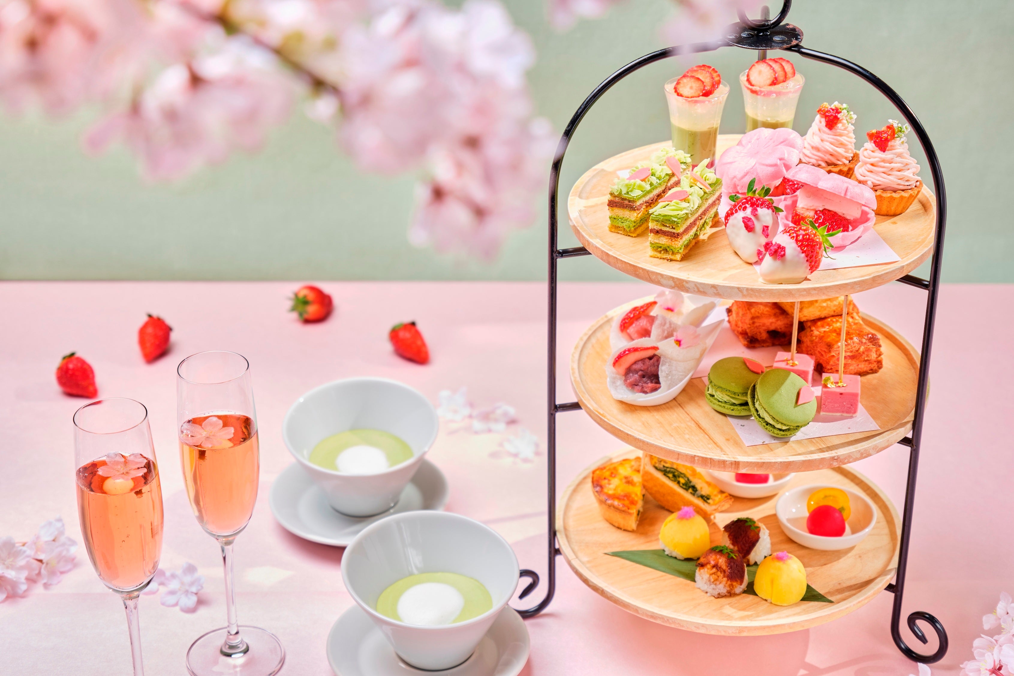 桜といちごの和風アフタヌーンティー（2名分）イメージ ※店舗では白色のお皿でのご提供