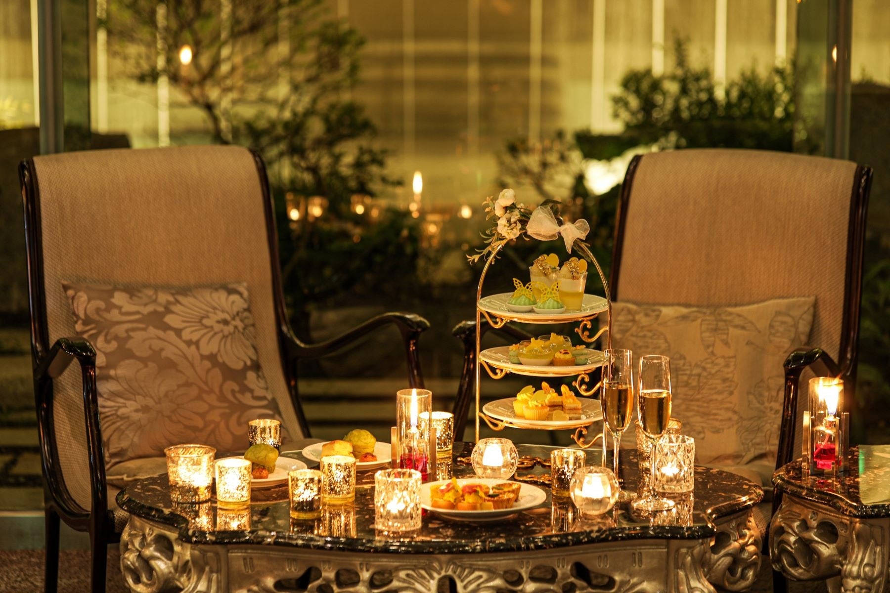 ▲夜のアフタヌーンティーで非日常なひとときを楽しめる