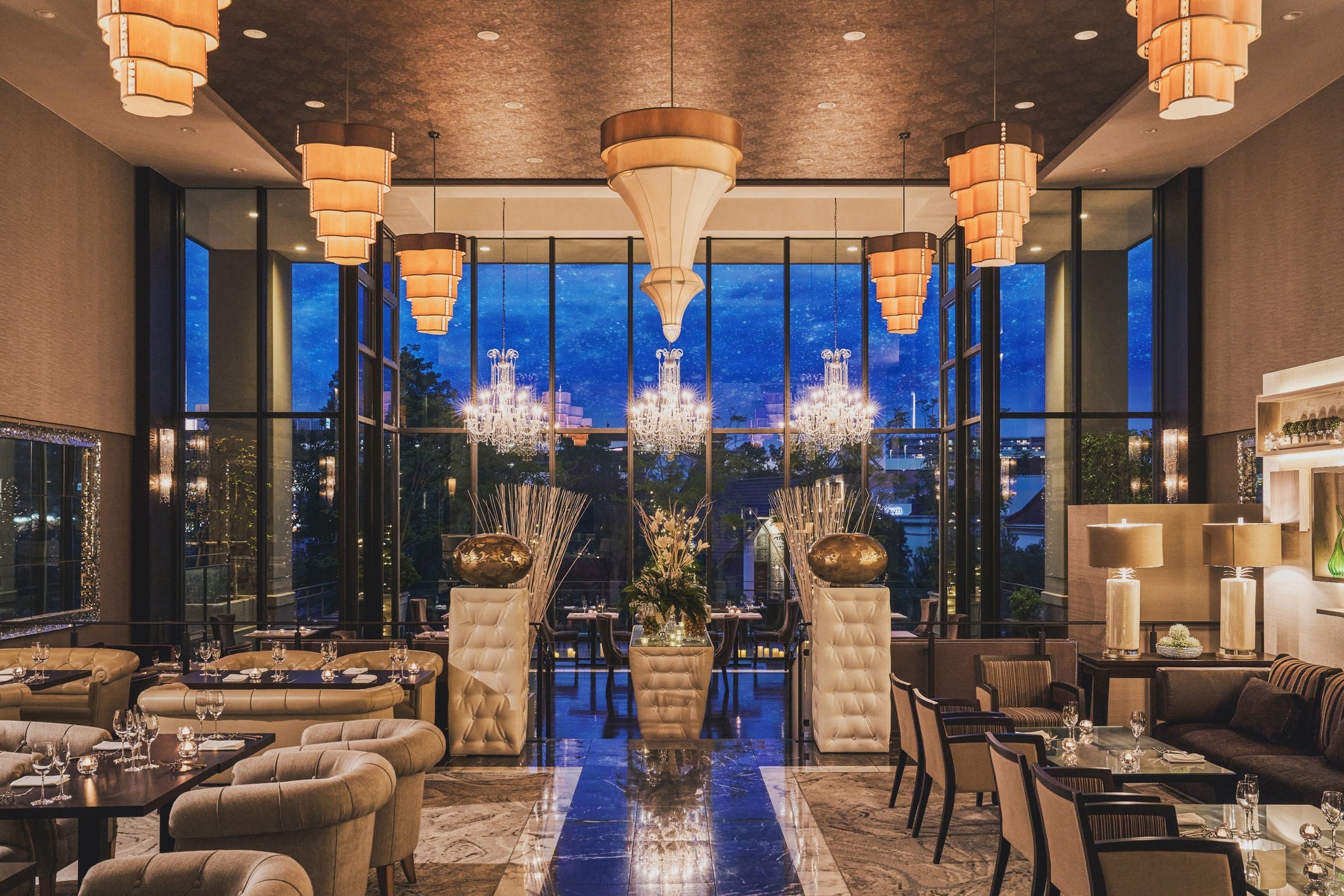 四季庭 店内(夜)