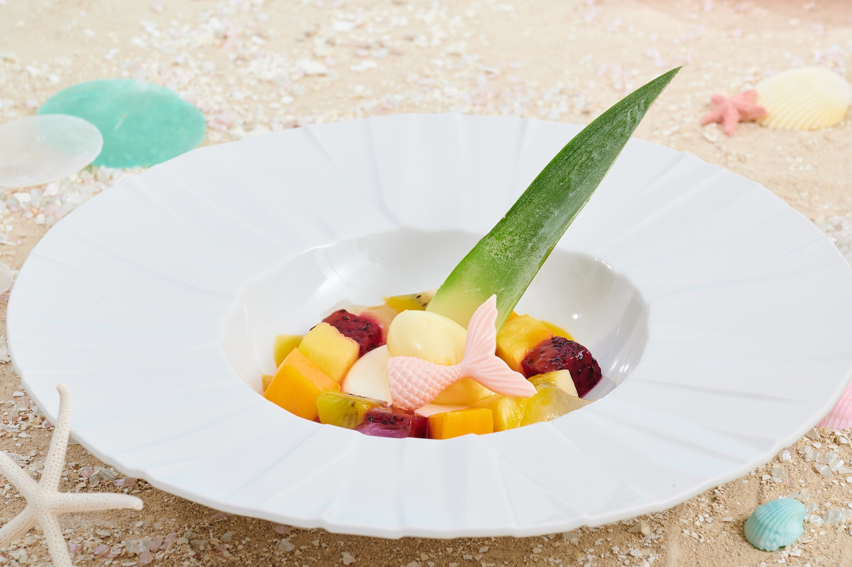 トロピカルフルーツがふんだんにあしらわれたアシェットデセール（プレミアム）