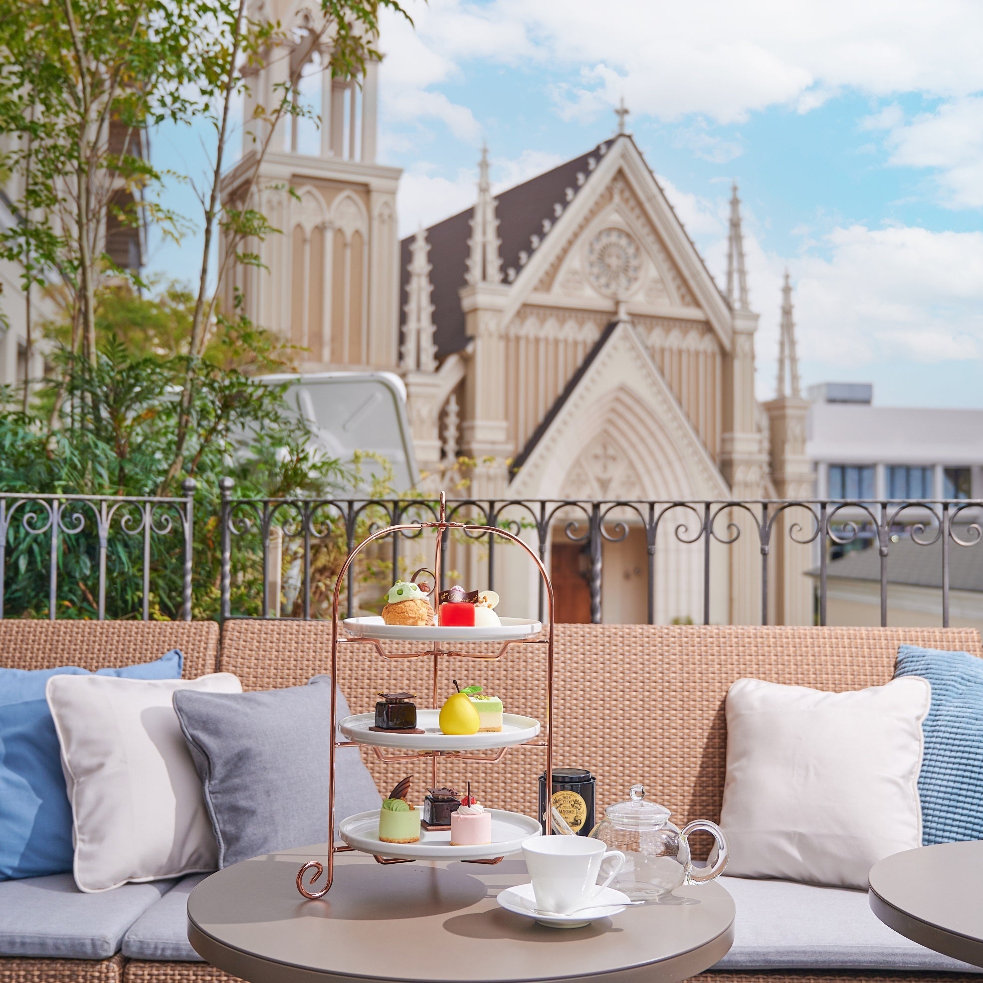 大聖堂を臨むテラスでのアフタヌーンティーイメージ