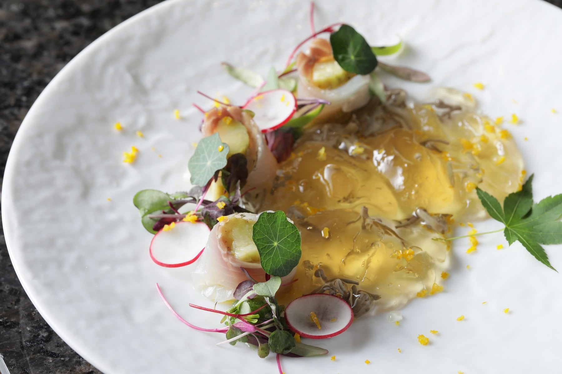 信濃雪鱒の自家製マリネ　焼き茄子と純菜入りジュレ 柚子のアクセント