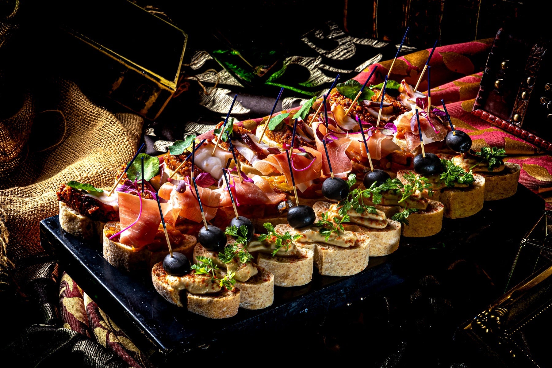 ブルスケッタ（カポナータ生ハム・蛸・チョリソー・オリーブ・フムスとルッコラ）