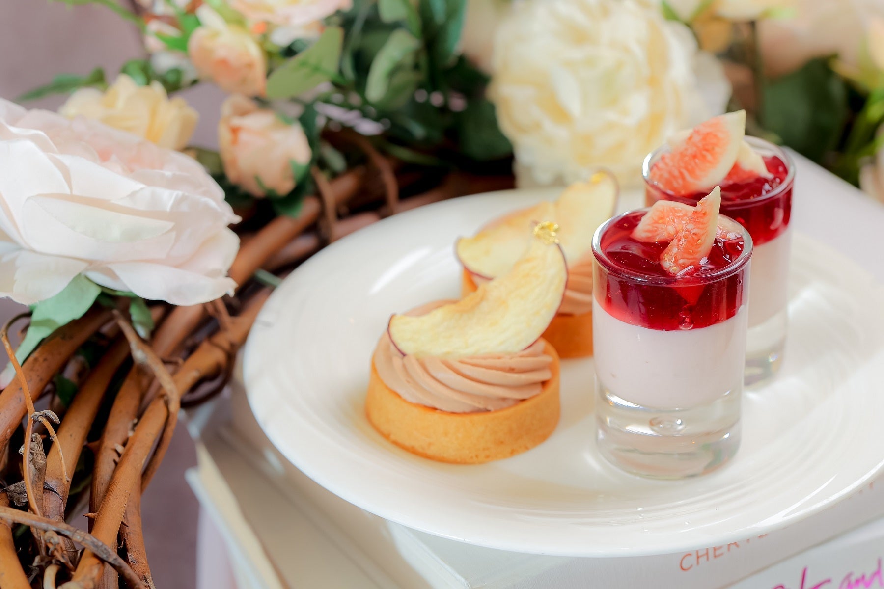 無花果のムースと葡萄のジュレ／林檎とキャラメルのタルト