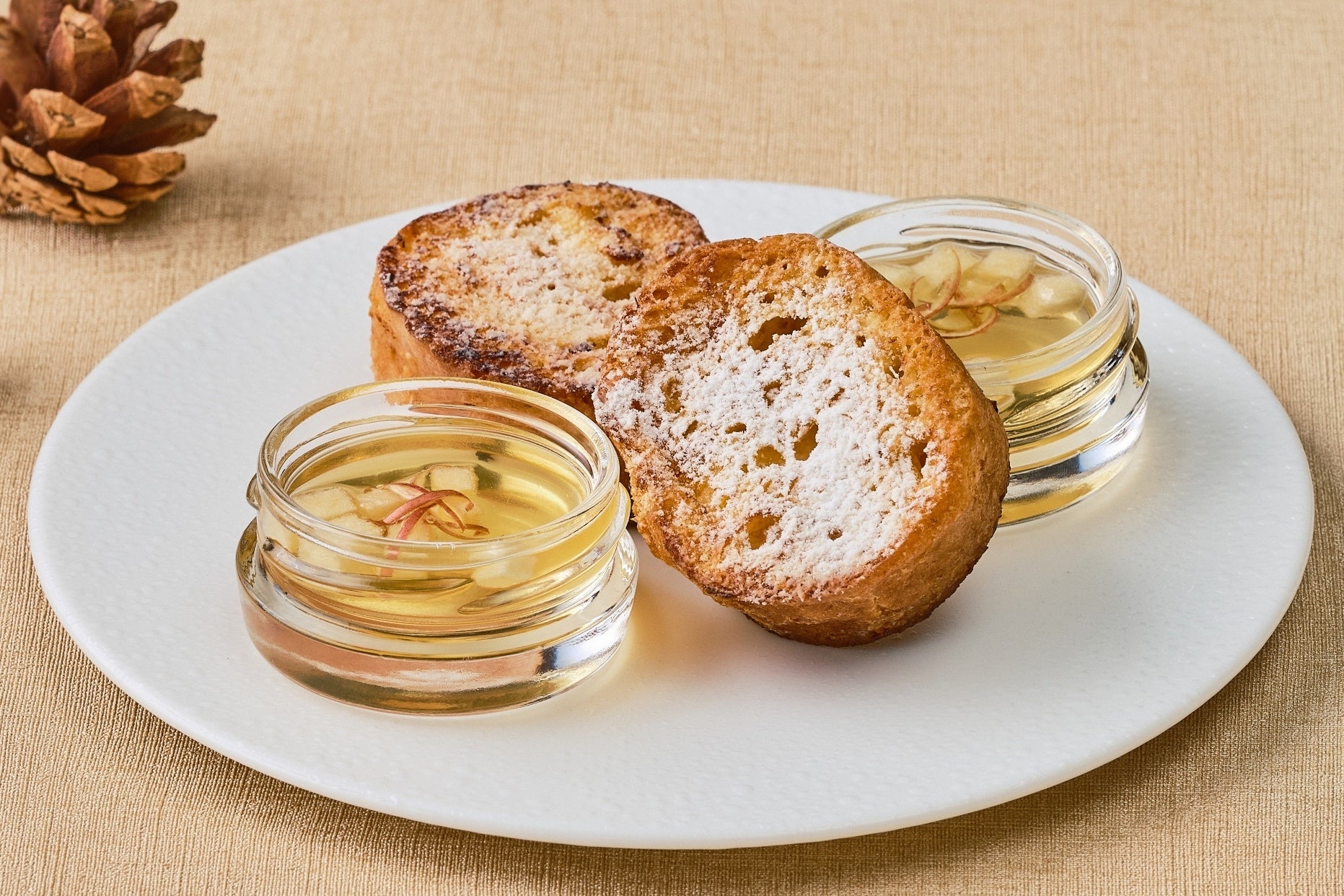 別皿のフレンチトーストとコンディメント