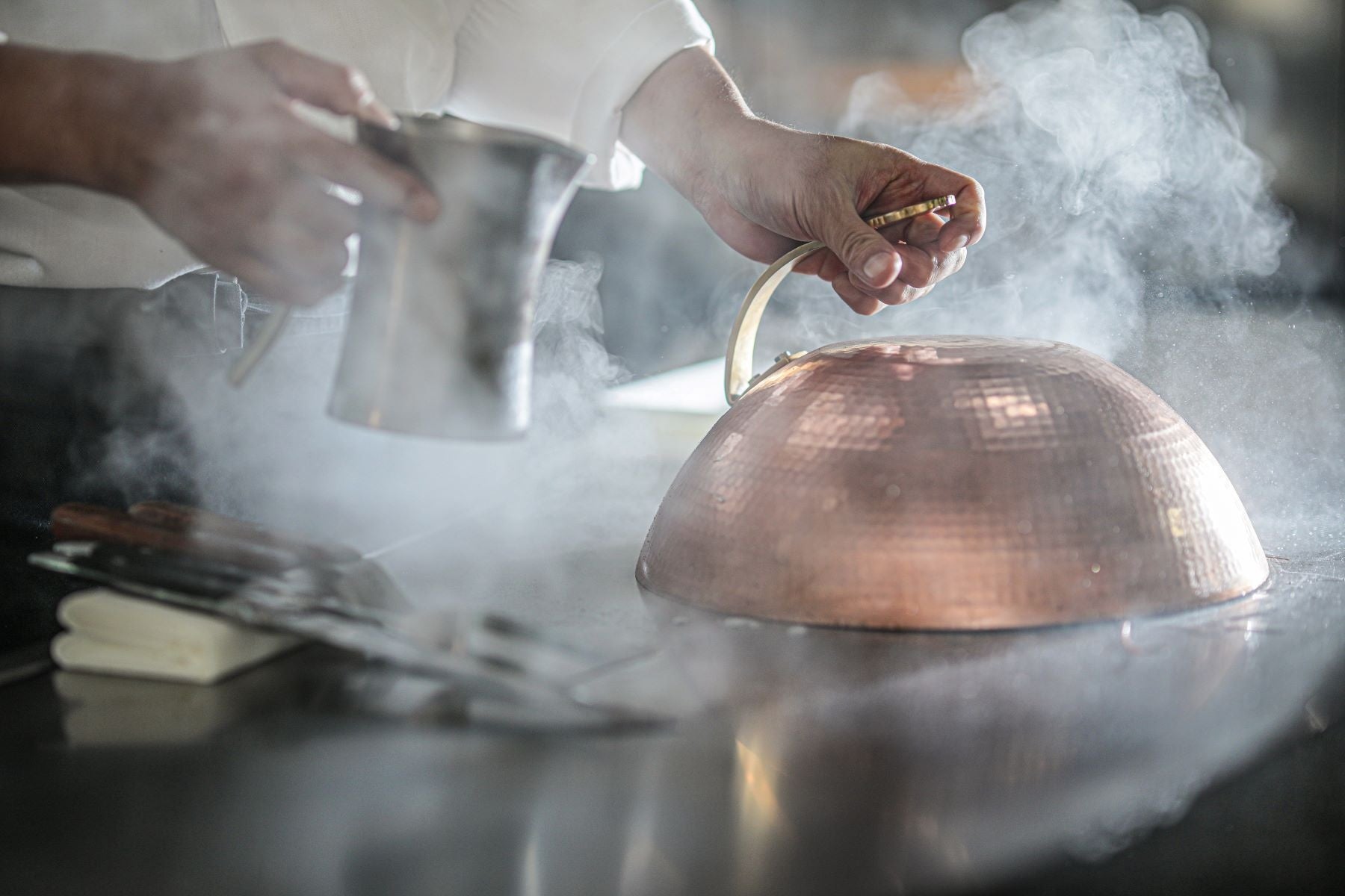 目の前で調理するので五感で楽しめる