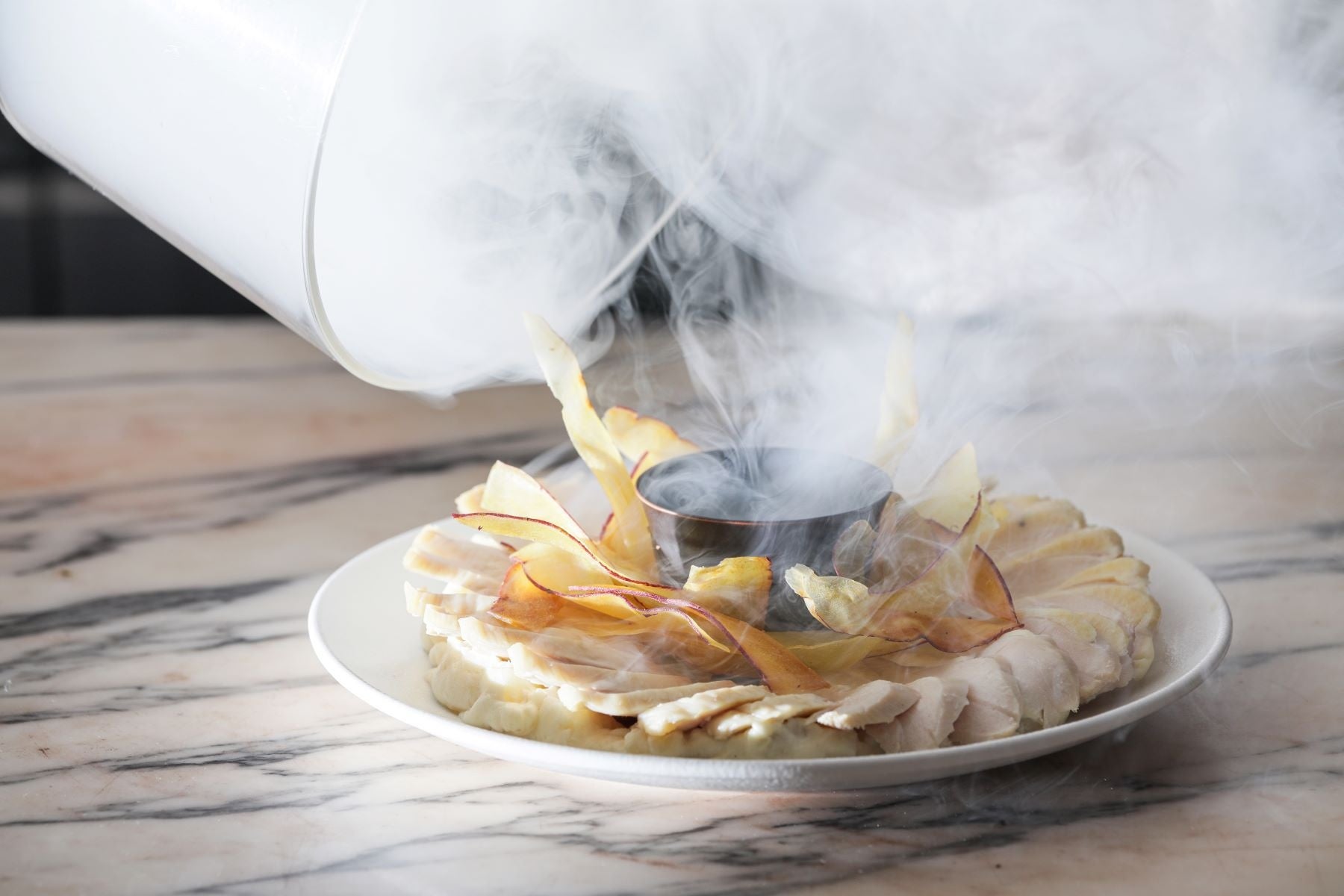 三河鶏の燻煙仕立て 名古屋名物の味噌ソース 薩摩芋のチップ添え（スキンブルシャンクス）