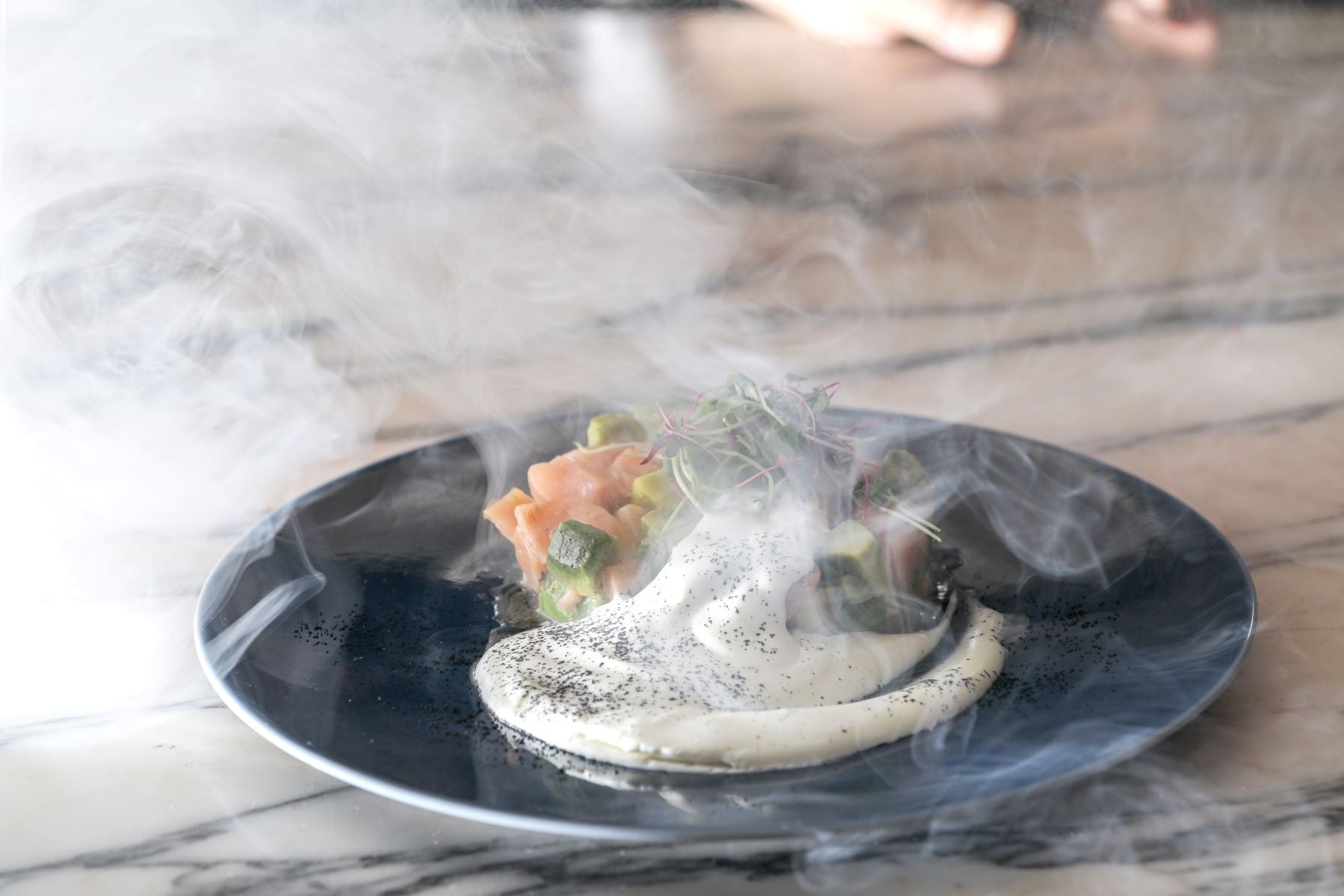 古き良きサーモンマリネとアボカドのタルタル フェッテソース（ミストフェリーズ）