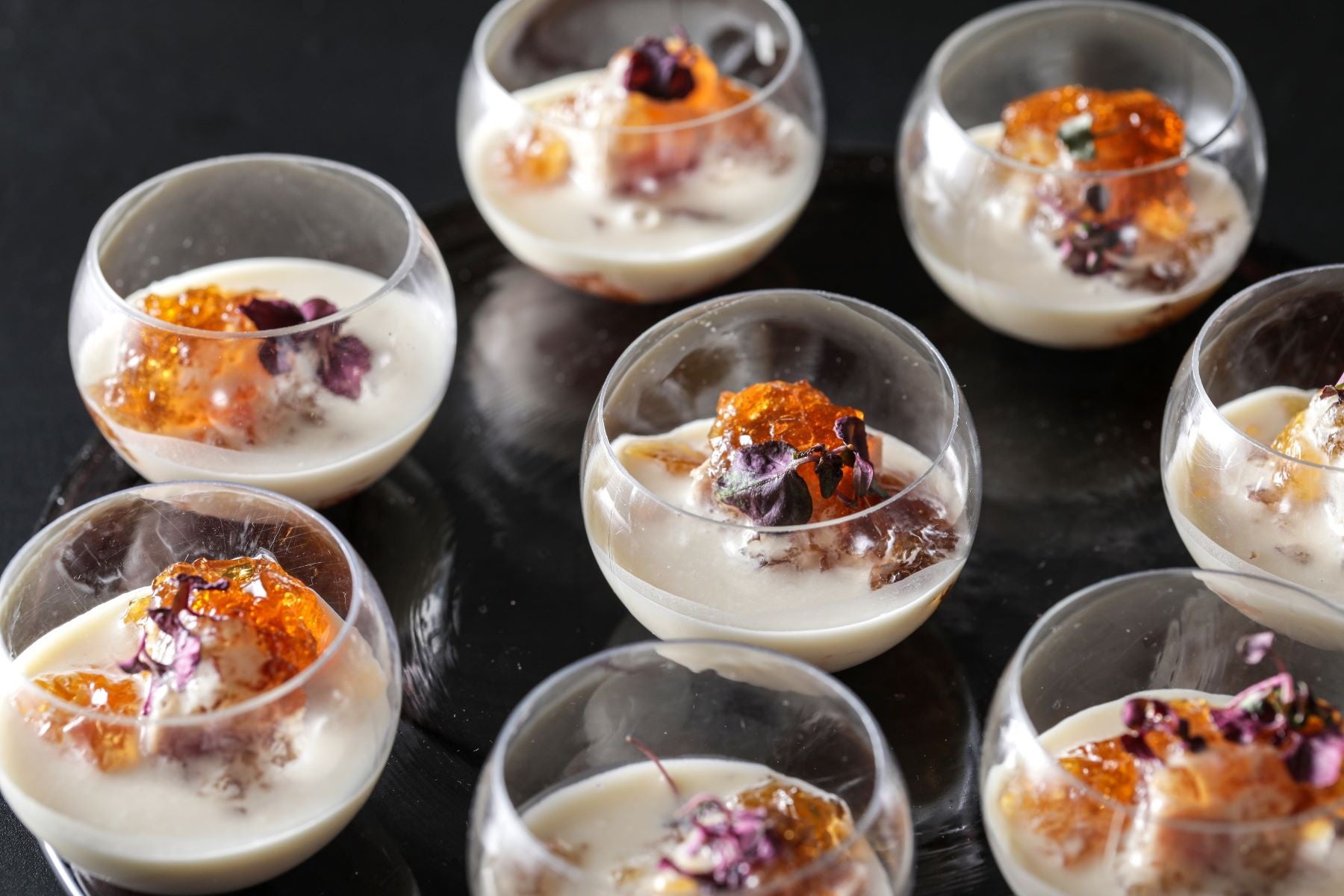 カリフラワースープ・コンソメジュレ・ビン長鮪たたきのアンサンブル デュ・バリー夫人の夕暮れ（グリザベラ）