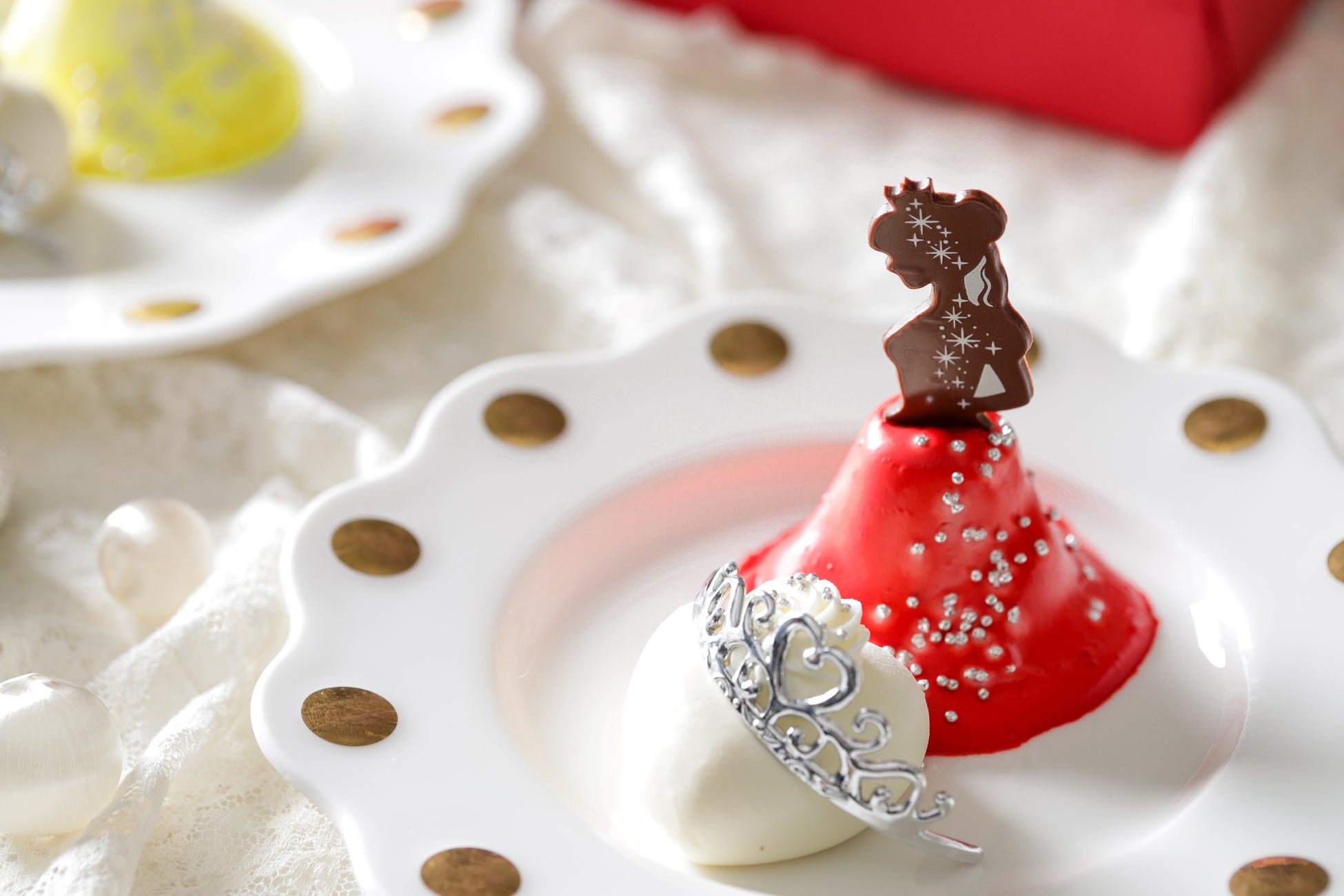 プリンセスティアラのクリスマスアフタヌーンティー!選べる9色のプリンセスケーキが魅力的 プリンセスティアラのクリスマスアフタヌーンティー!選べる9色のプリンセスケーキが魅力的