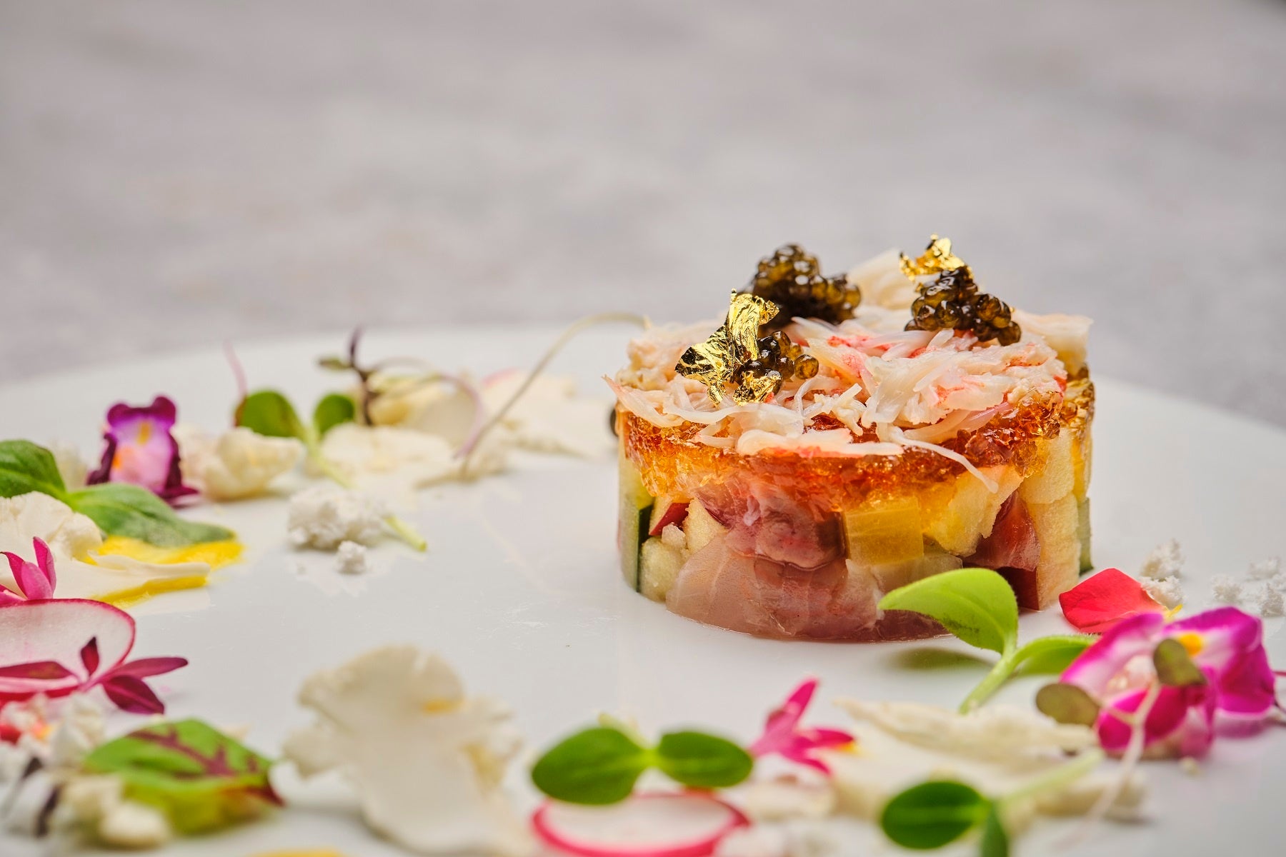 リースに見立てたカンパチと林檎のタルタル仕立て　キャビアとズワイガニを飾って