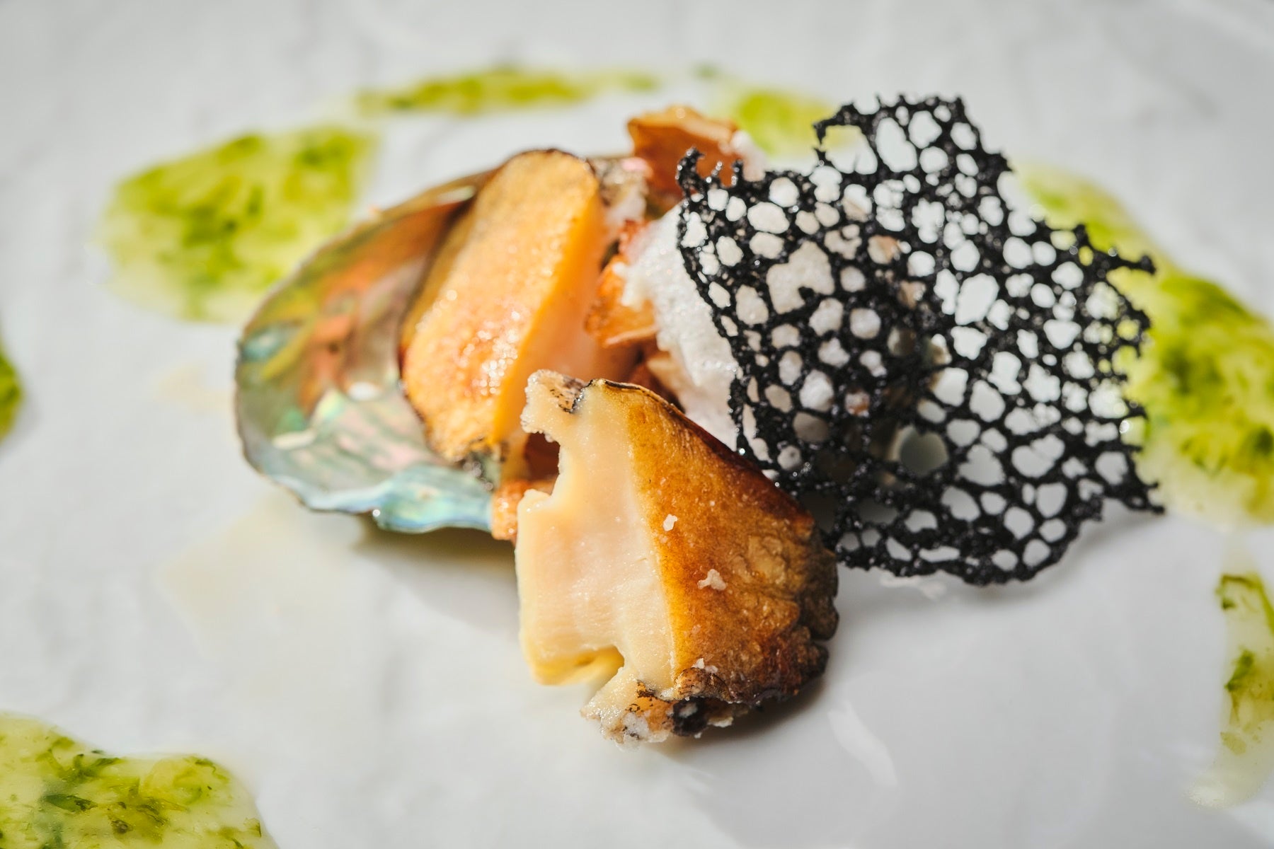 鮑のサルターテ　青のり香るソース　シャンピニオンのスキューマ