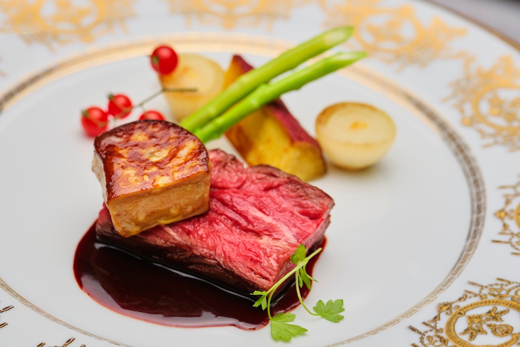 国産牛フィレ肉とフォアグラのアッロースト　赤ワインソース