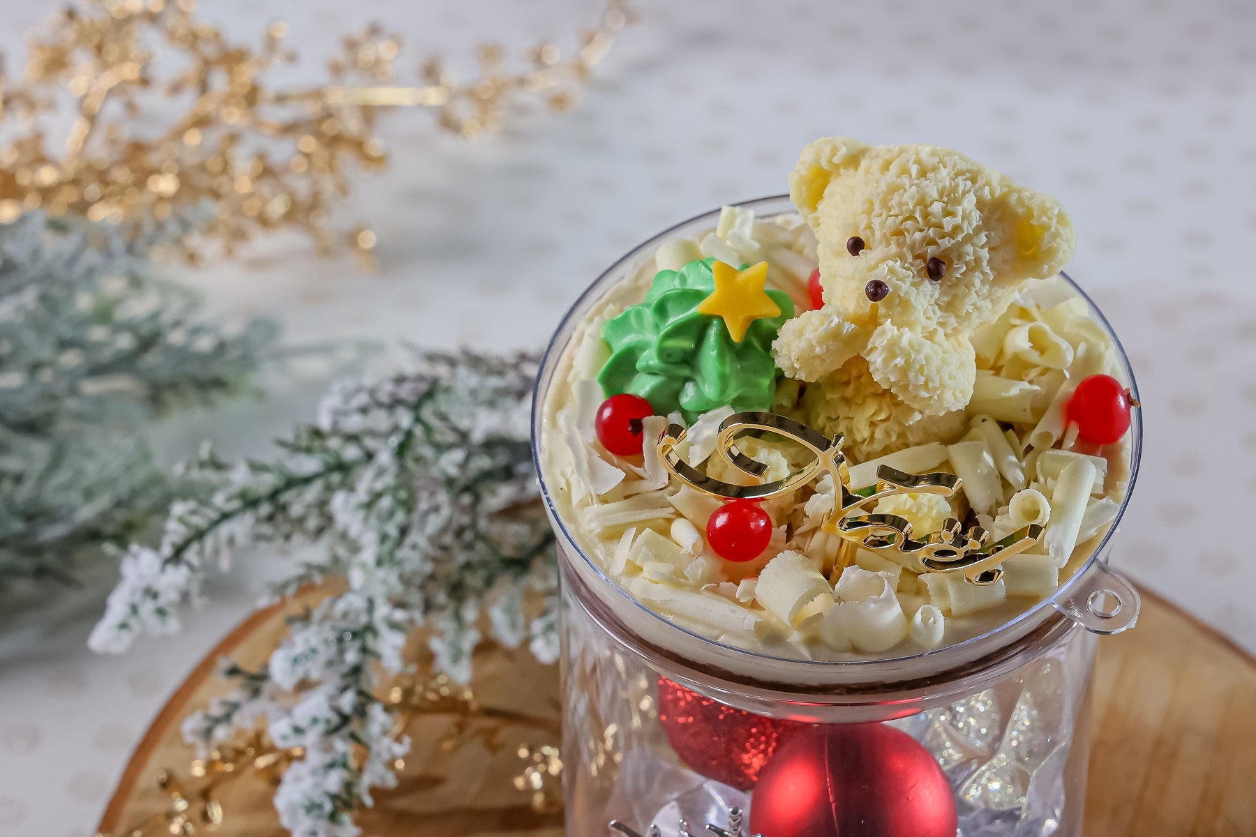 クリスマス❣️編みぐるみが可愛いくまサンタさん、雪だるま、ケーキフラワーアレンジ クリスマス❣️編みぐるみが可愛いくまサンタさん、雪だるま