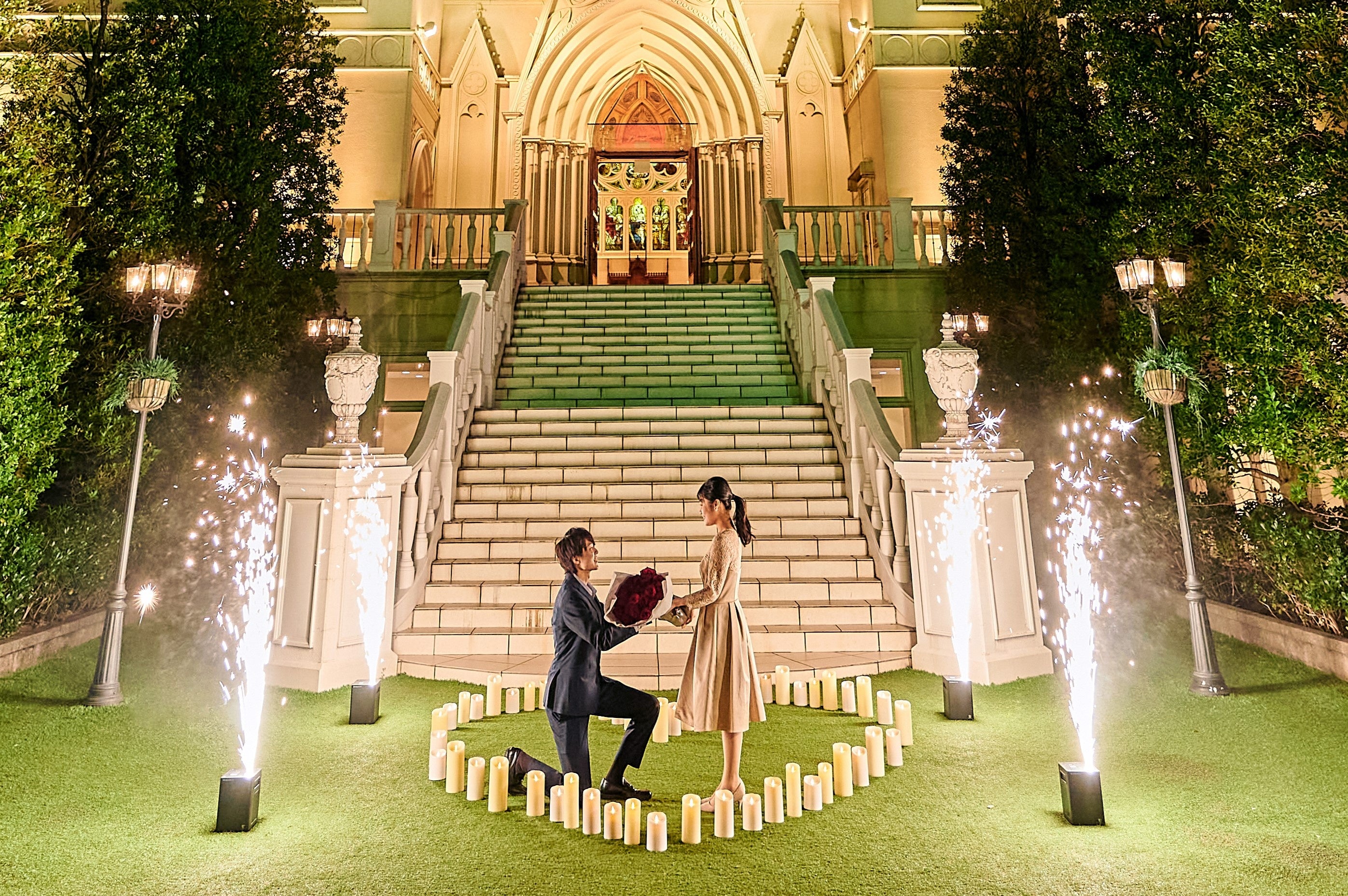 幸せの花火シャワーとハート形のキャンドル