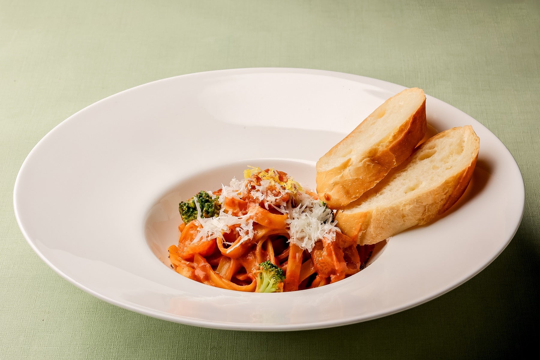 小海老とブロッコリーのトマトクリームパスタ