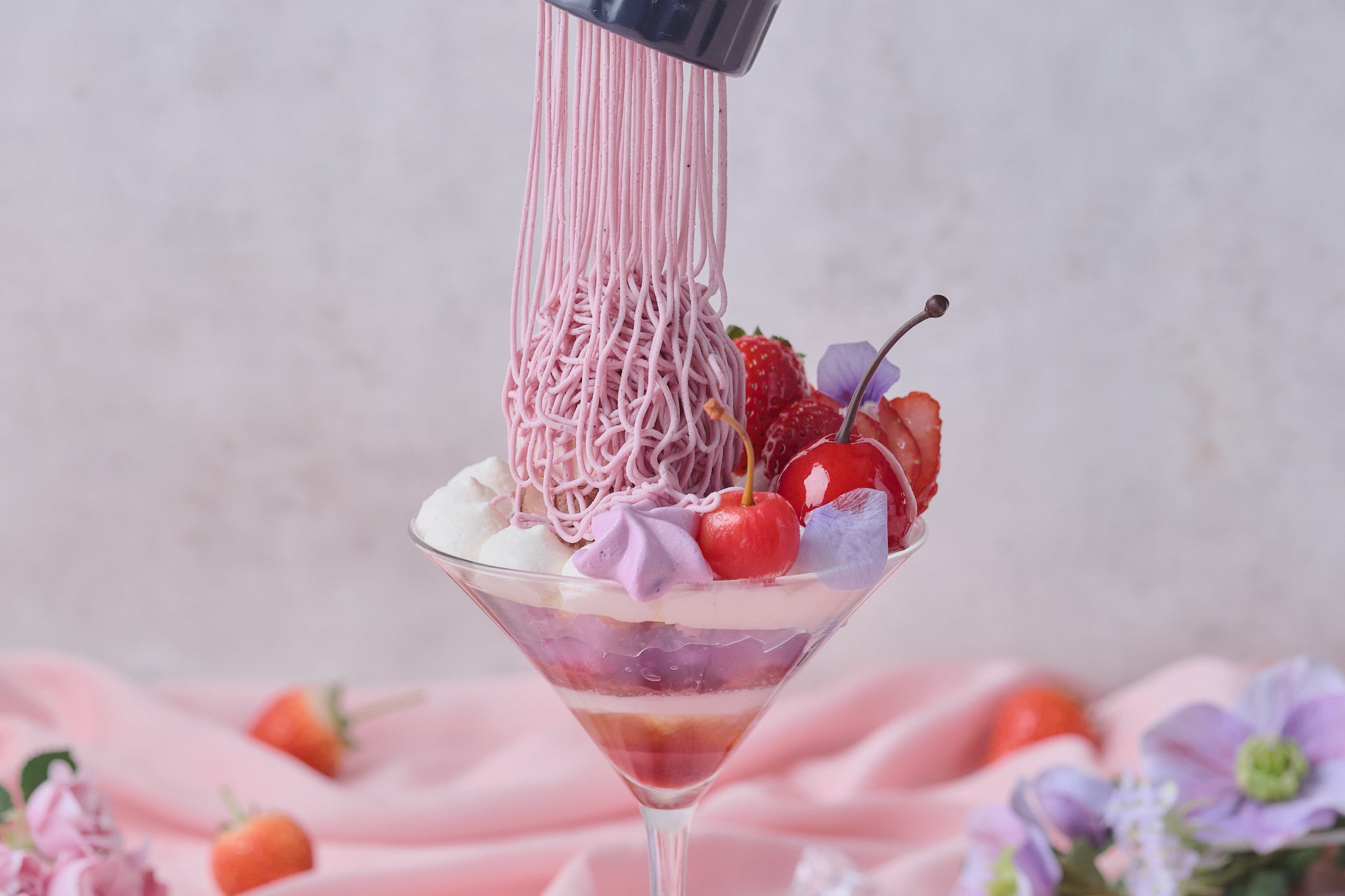 スミレ香るベリークリームを目の前で絞って完成させる