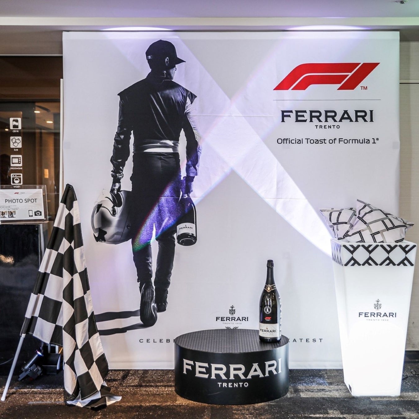 期間中、表彰台モチーフのフォトスポットを 4階フロントデスク横に設置