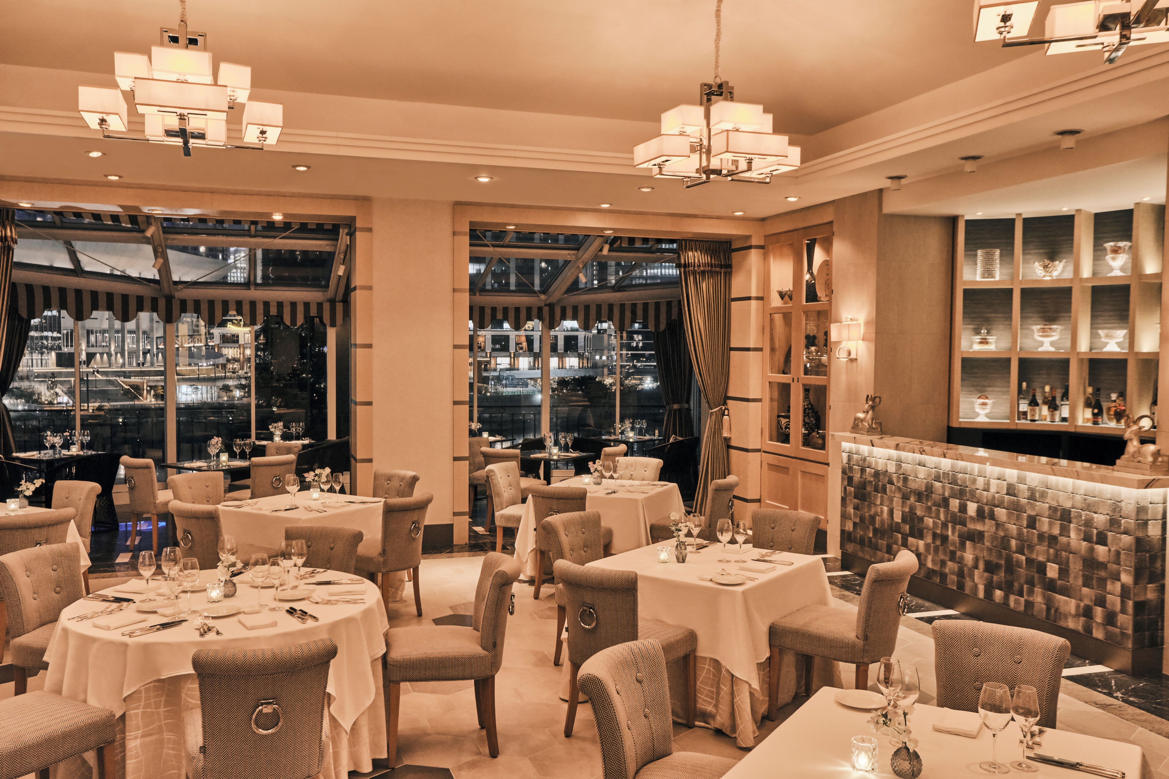 「リストランテ マンジャーレ ウォーターエッジ YOKOHAMA」内観