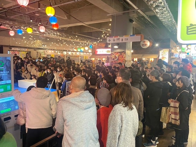 ステージが見えなくなるほどの盛り上りをみせたマグロ解体ショー&大抽選会の様子