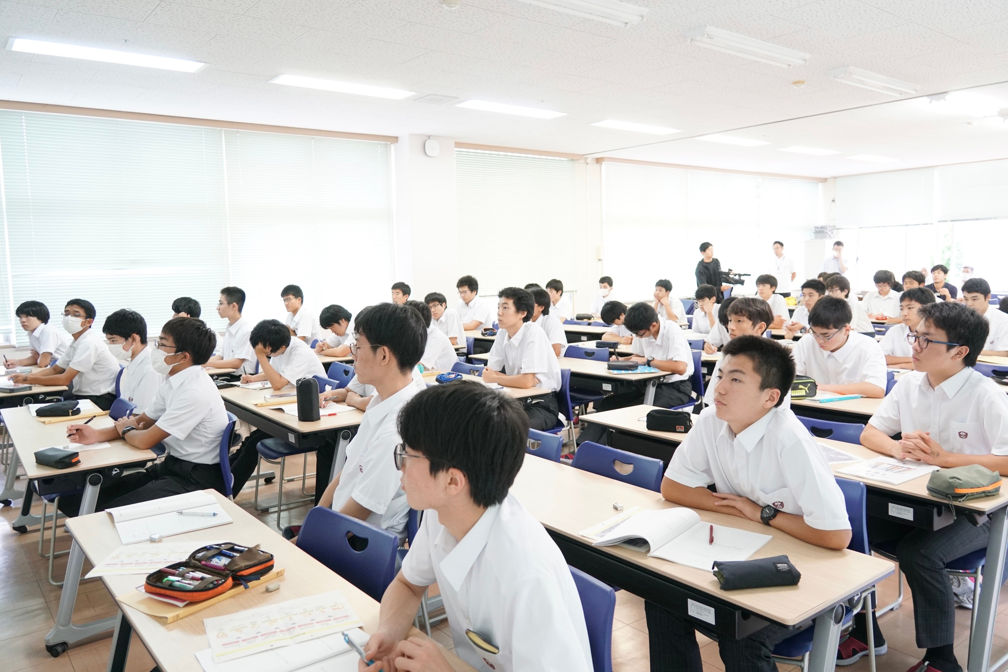 熱心に聞く生徒の皆さん。投げかけられた質問に積極的に答える様子も。