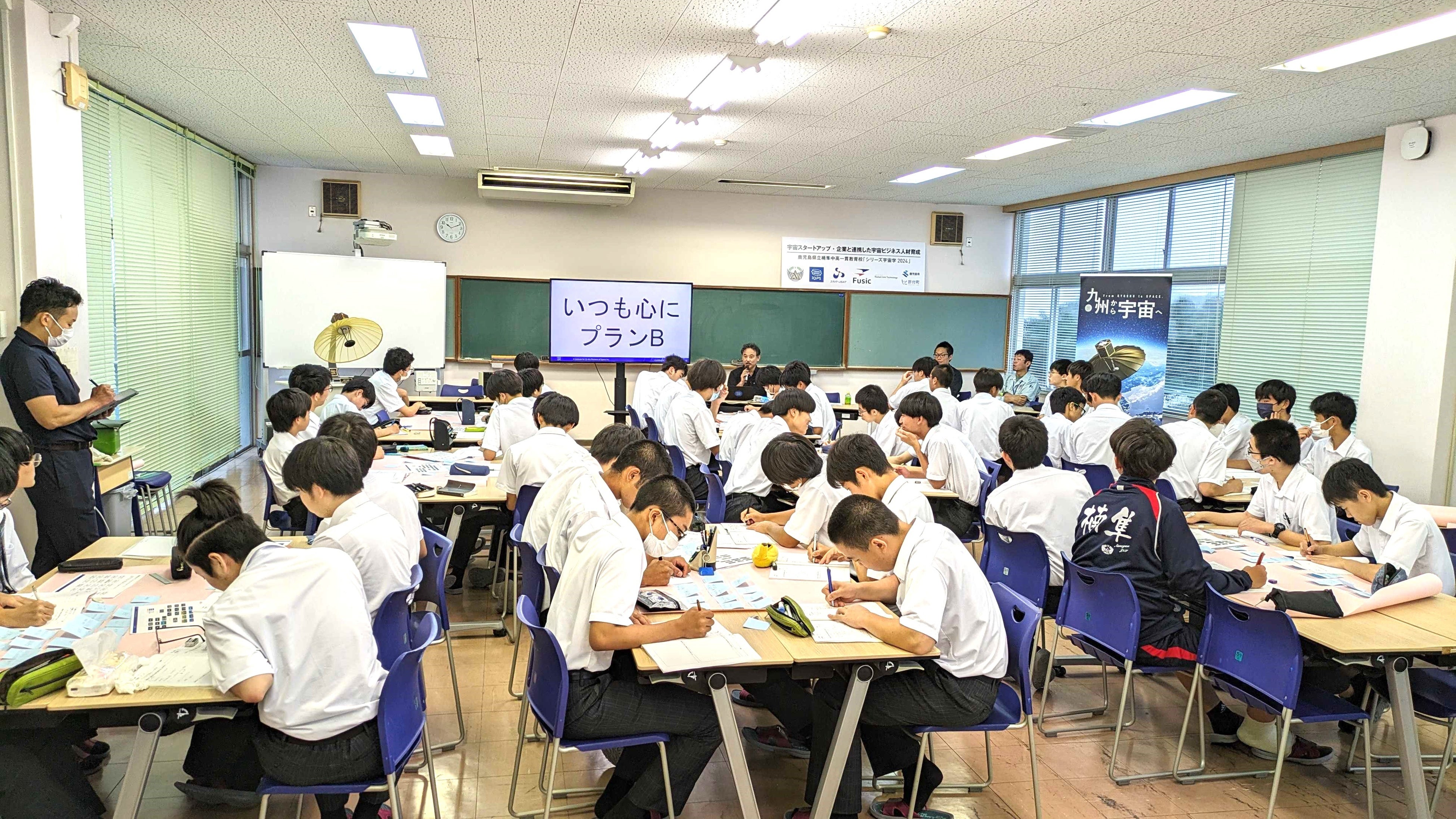 衛星開発の中で機構系を担当するオガワ機工の伊藤副社長のものづくりに取り組む実体験に聞き入る様子。