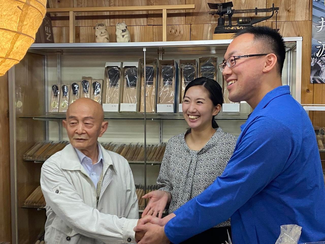 左から匠雲堂の岡田榮吉社長、ケイギョーラボ代表の遠藤あずさ氏、後継者候補の村上弘樹氏