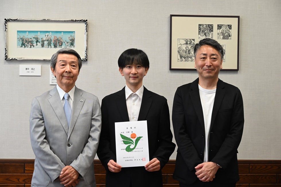 左から、北秋田市 津谷永光 市長、ココホレジャパン（株）継業エリアマネージャー 松尾洋輝、ココホレジャパン（株）代表取締役 浅井克俊