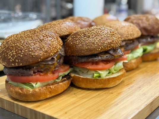 創業100年の近江屋牛肉店×ハンバーガー日本一「ハリーズ・ジャンクション」、特別コラボ決定 創業100年の近江屋牛肉店×ハンバーガー日本一「ハリーズ・ジャンクション」、特別コラボ決定