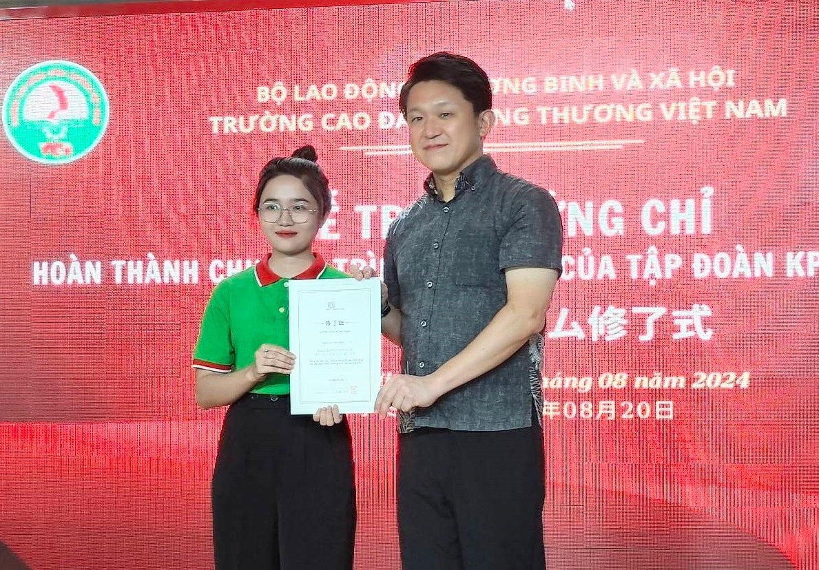 Việc trao giấy chứng nhận hoàn thành